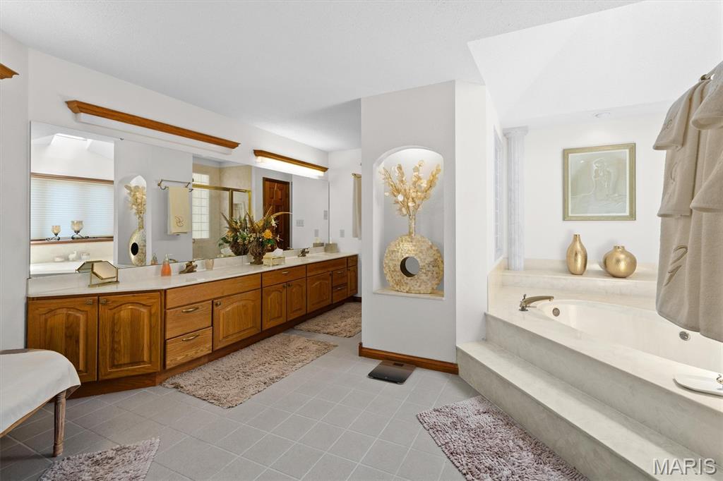 Shiloh, Illinois, 62221, United States, 5 Bedrooms Bedrooms, ,6 BathroomsBathrooms,Residential,For Sale,1890091
