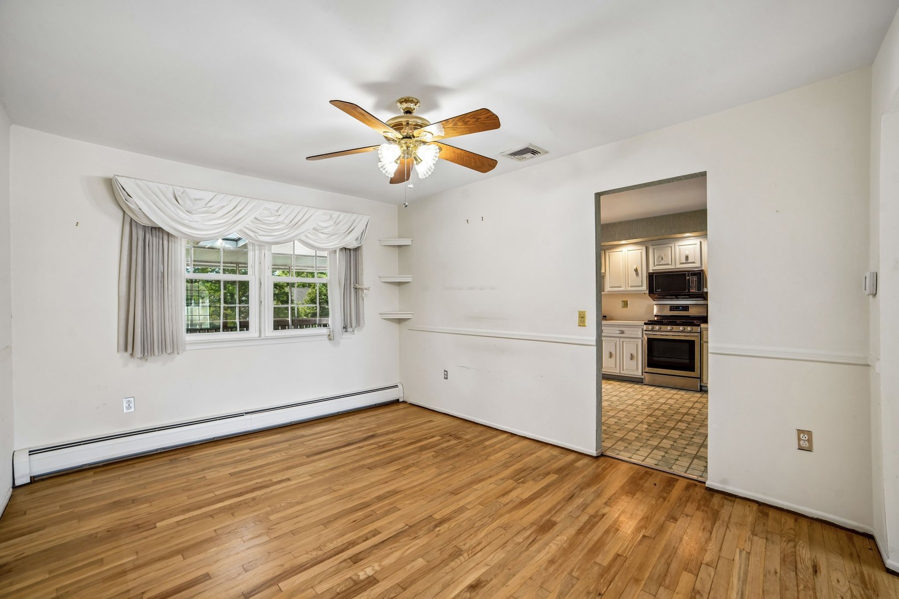  ?Oak Park? Bi-Level Provides Space Location and Long-Term Value - 物件實景