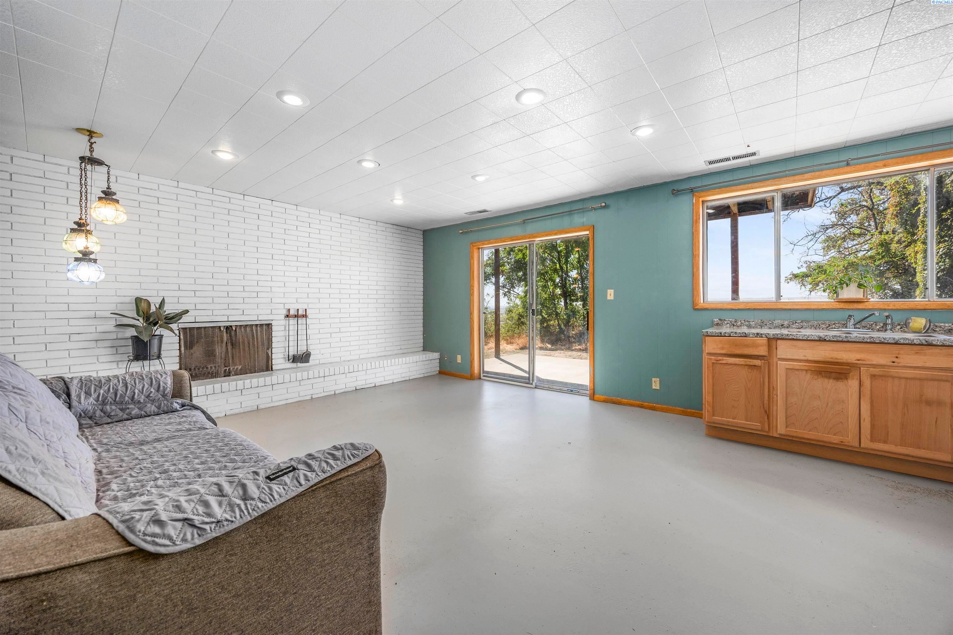 Sunnyside, Washington, 98944, United States, 4 Bedrooms Bedrooms, ,3 BathroomsBathrooms,Residential,For Sale,1979246