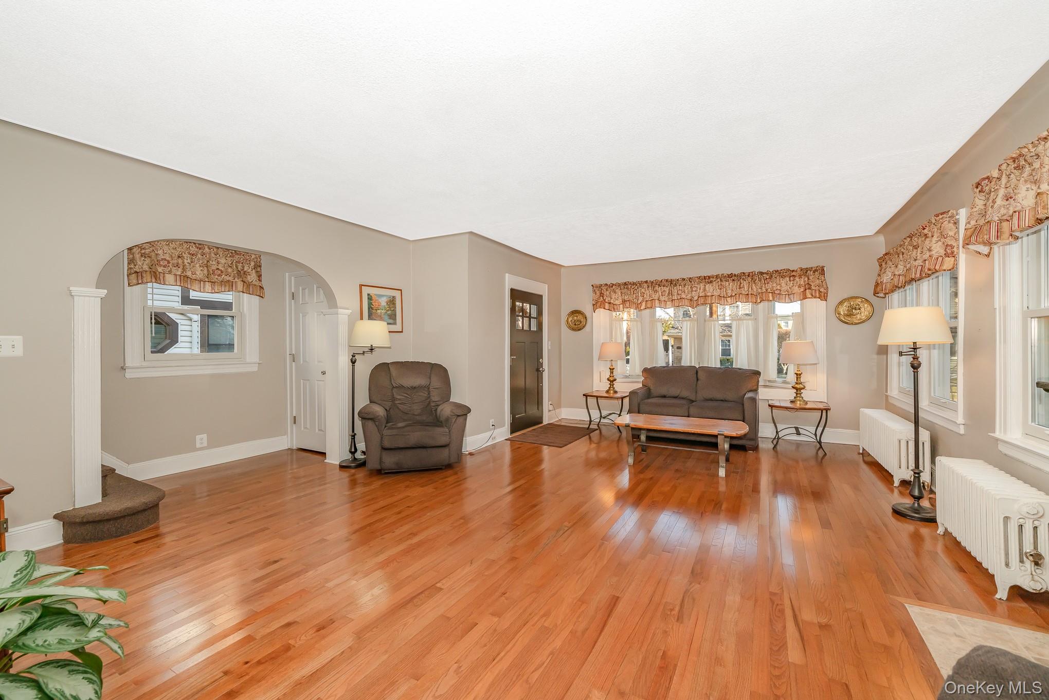 Mineola, New York, 11501, United States, 4 Bedrooms Bedrooms, ,2 BathroomsBathrooms,Residential,For Sale,2005697