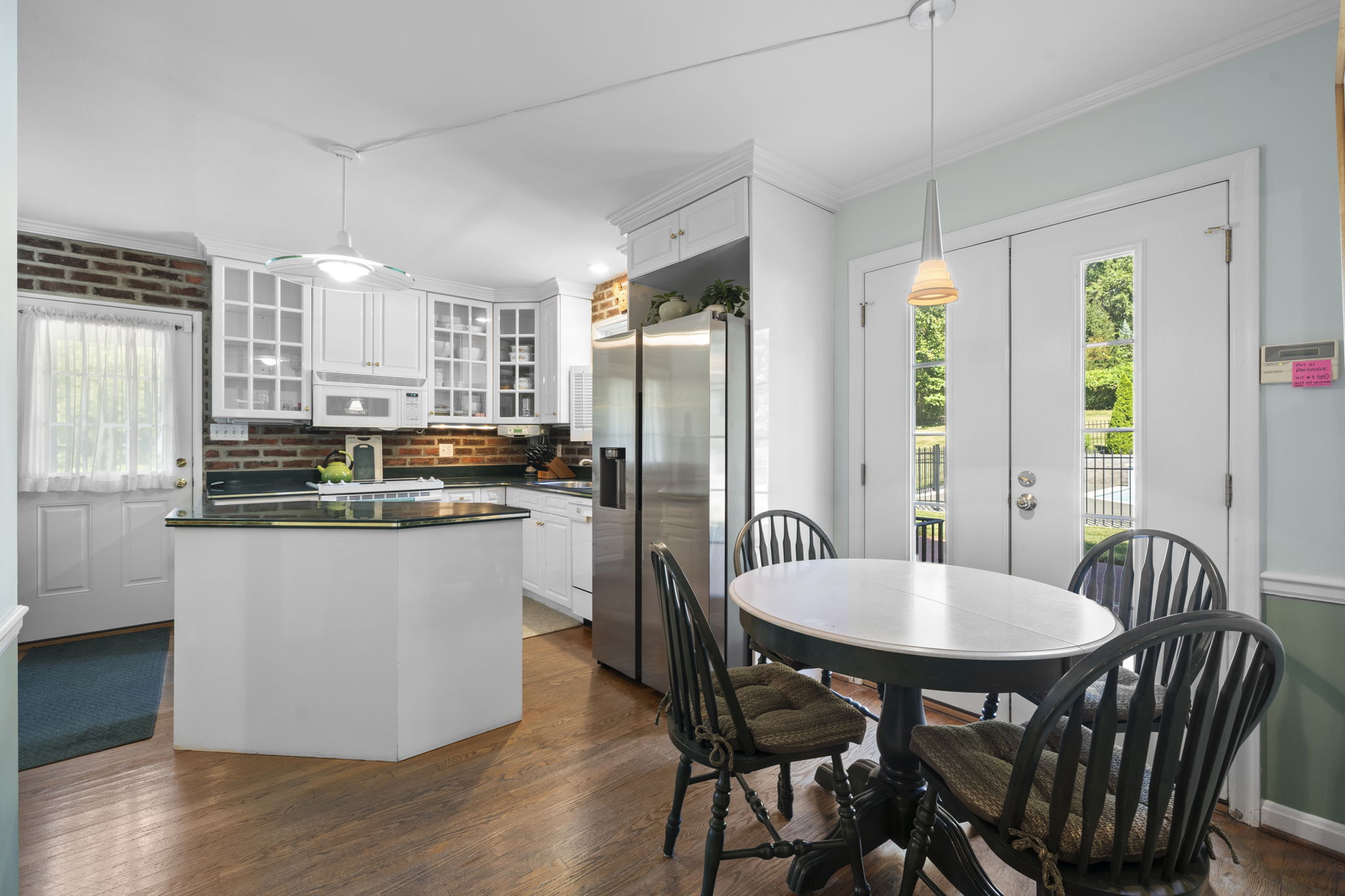  This classic Berkshire home offers curb appeal galore - 物件實景
