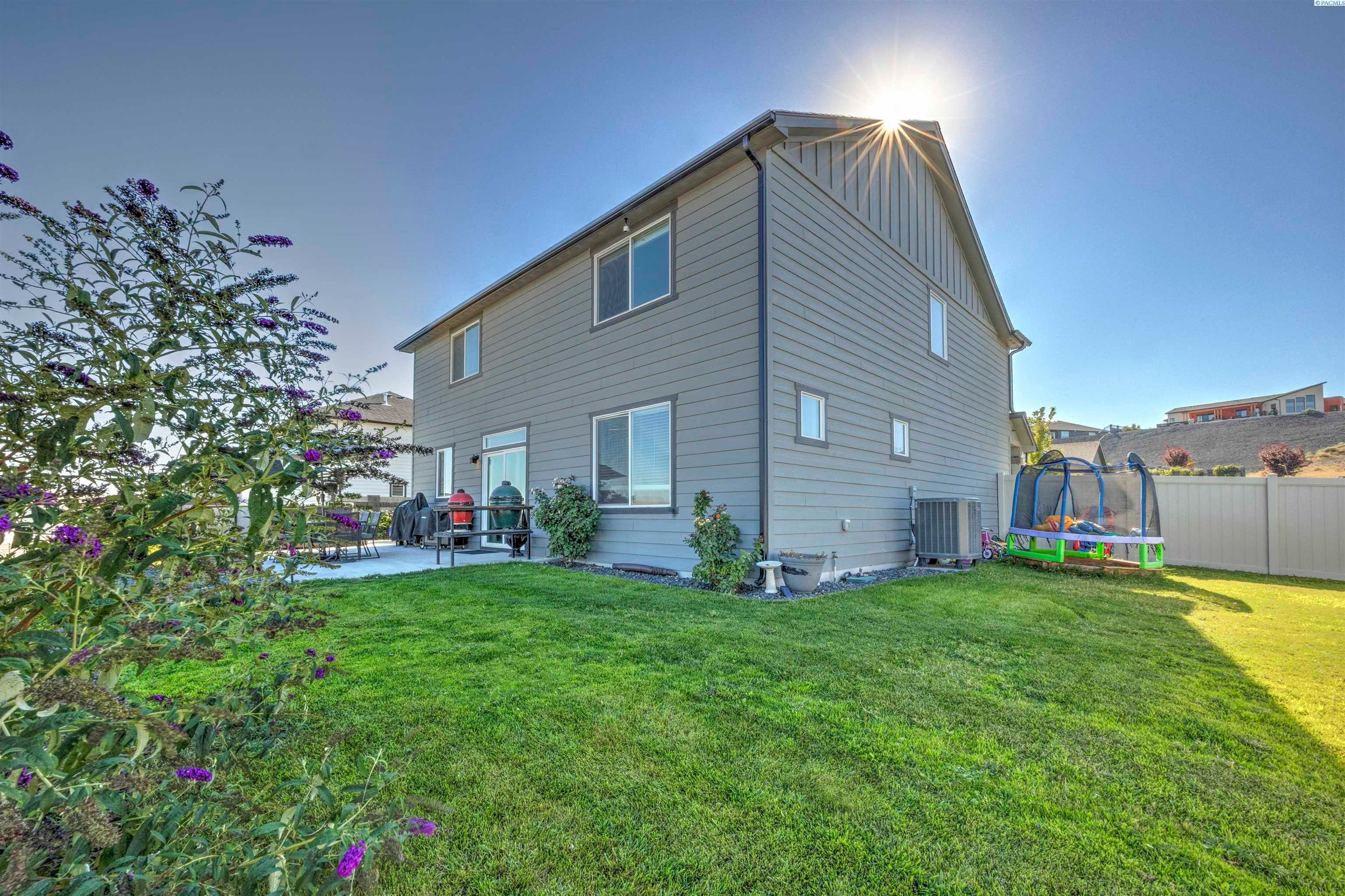 Kennewick, Washington, 99338, United States, 5 Bedrooms Bedrooms, ,3 BathroomsBathrooms,Residential,For Sale,1914232