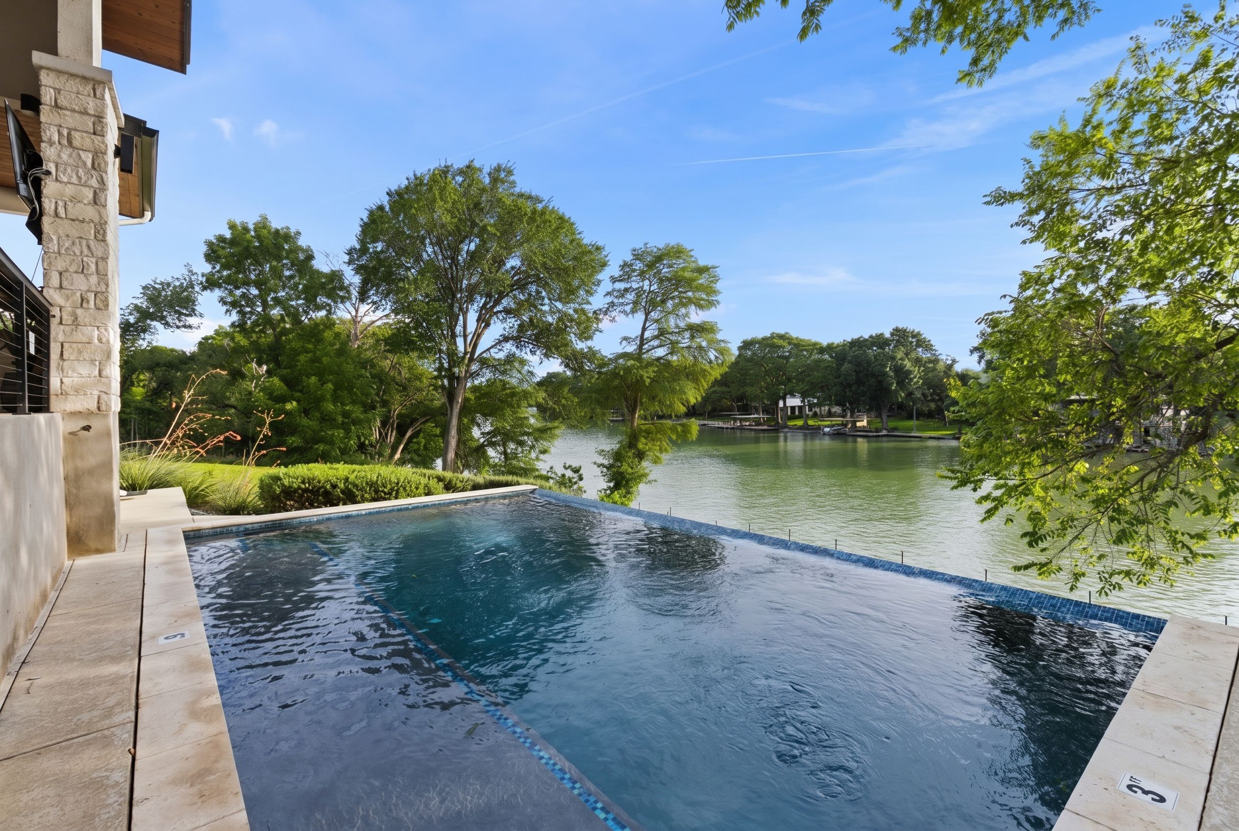  Lakefront Luxury Designed to Perform - 物件實景