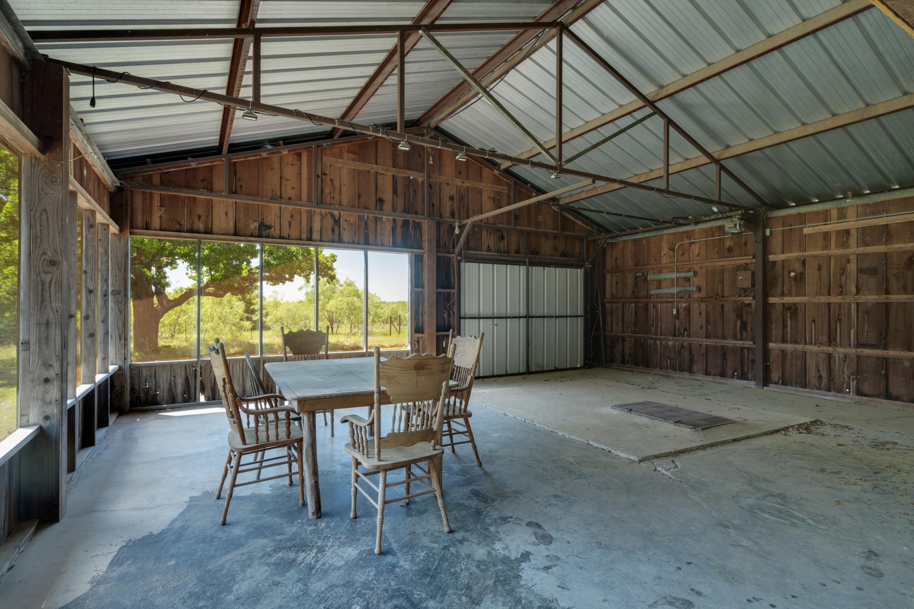  Ranch Style Rock Home on Private 80 Acres - 物件實景