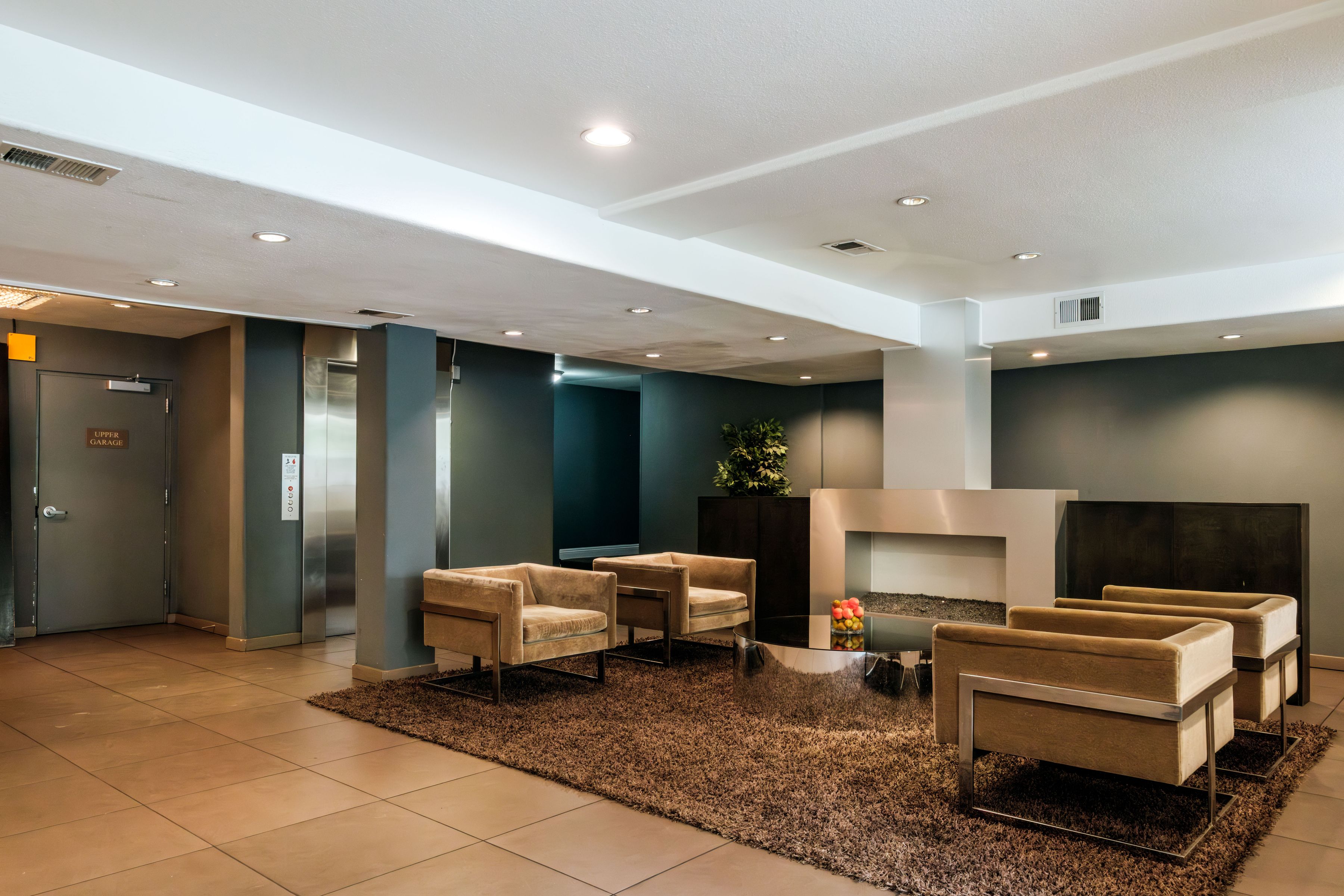  141 South Clark Drive, #404 - 物件實景