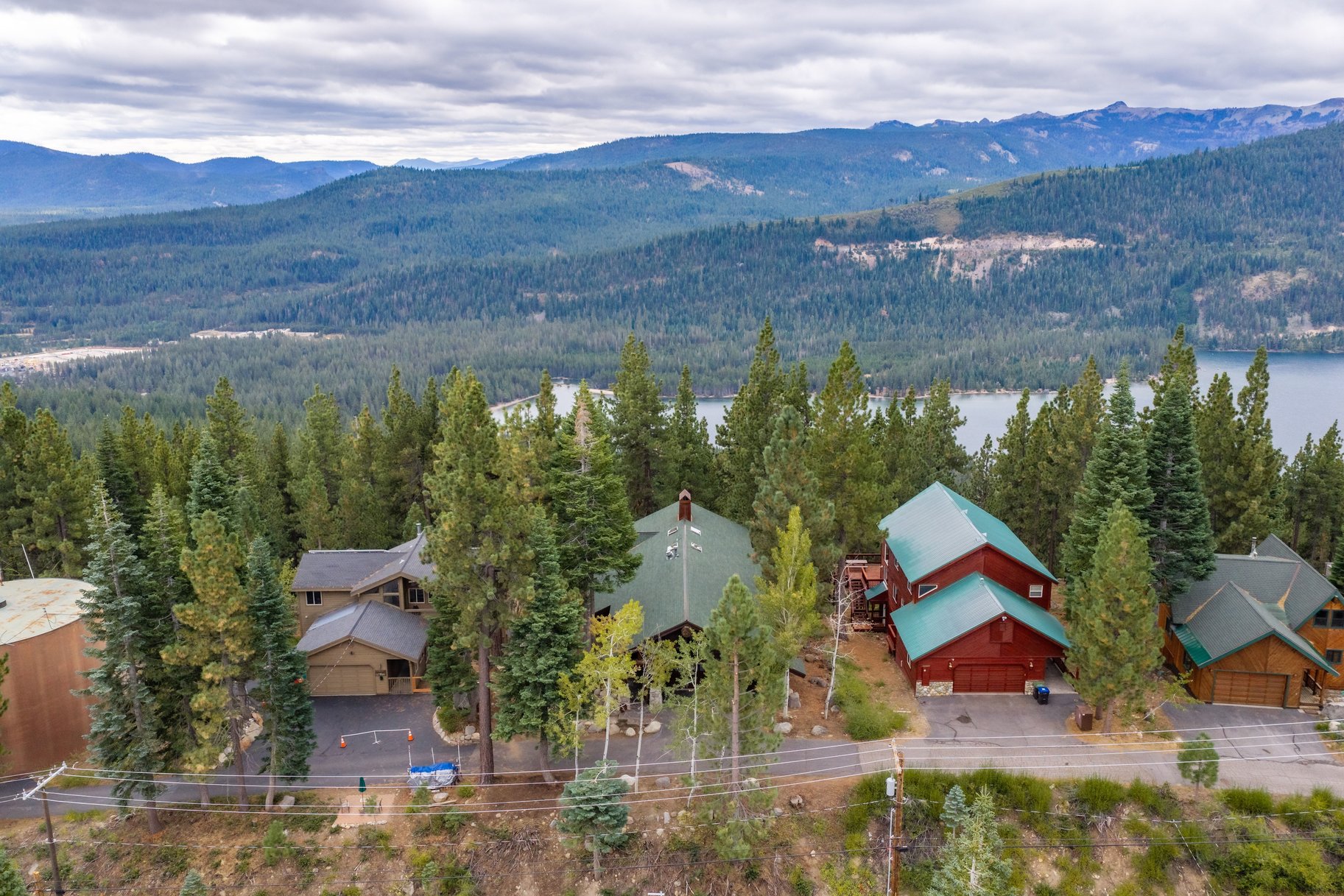  Views of Donner Lake with Donner Lake Rim Trail in Backyard - 物件實景