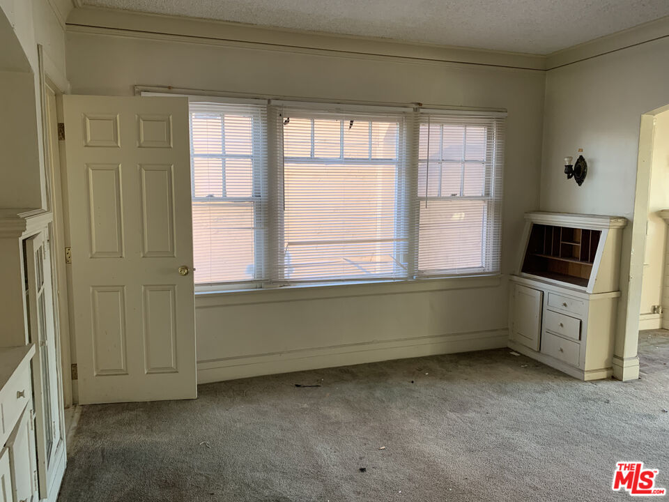 Los Angeles, California, 90037, United States, 4 Bedrooms Bedrooms, ,Residential,For Sale,2000606