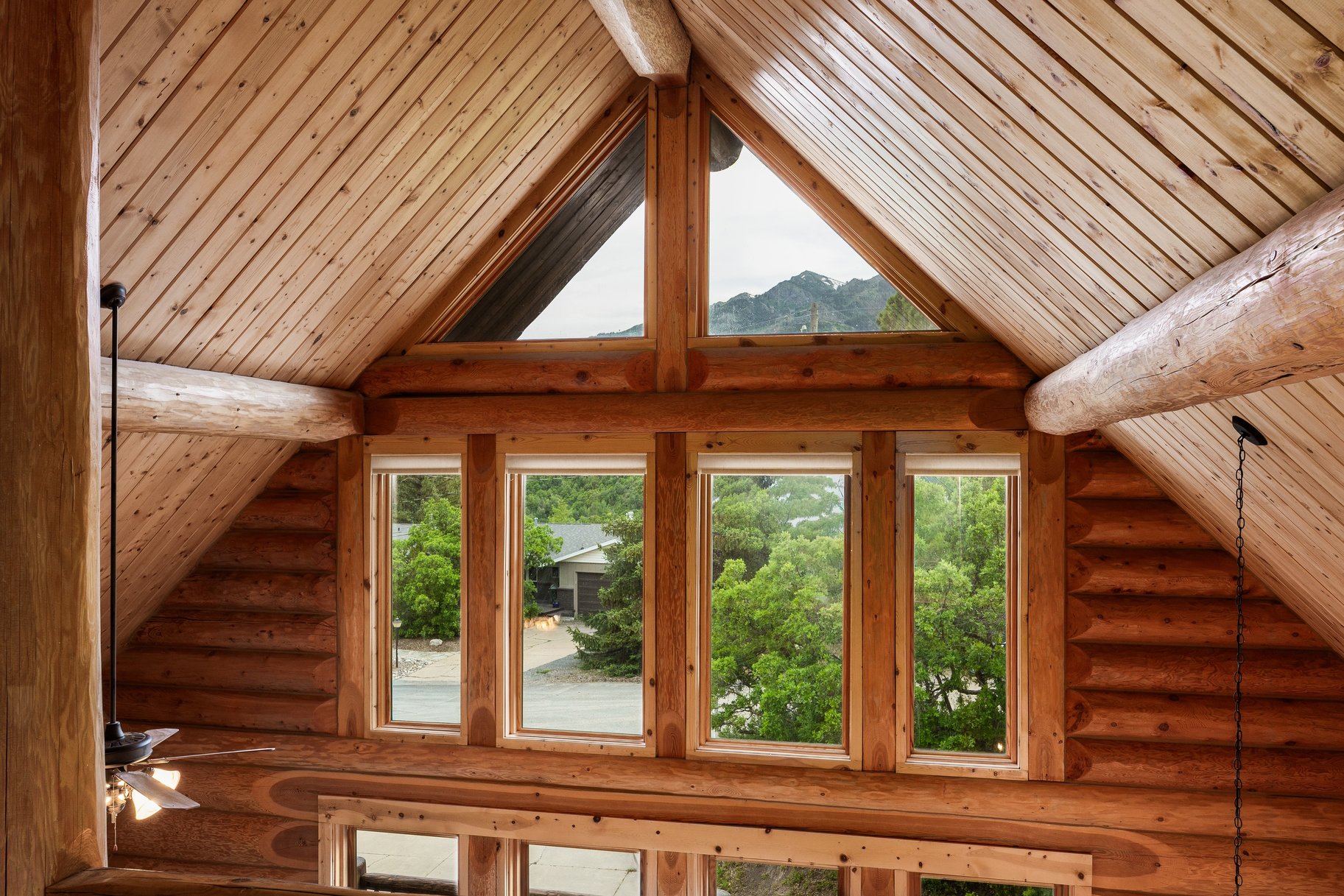  Refined Mountain Home on 1.27 Acres Near Snowbasin - 物件實景