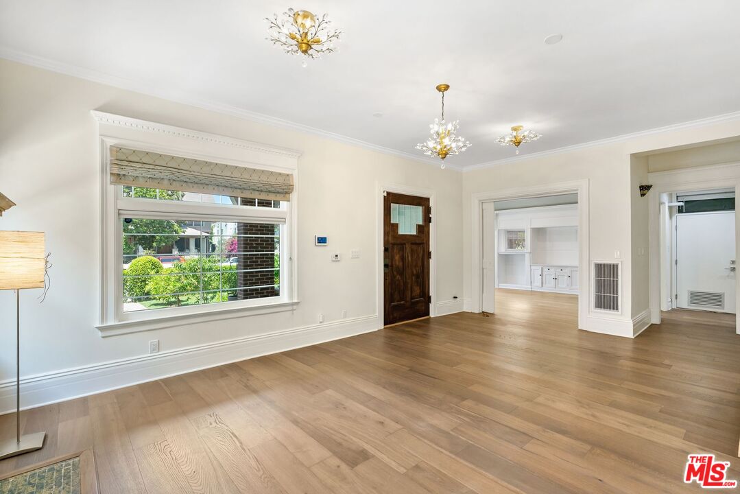 Los Angeles, California, 90006, United States, 7 Bedrooms Bedrooms, ,6 BathroomsBathrooms,Residential,For Sale,1848318