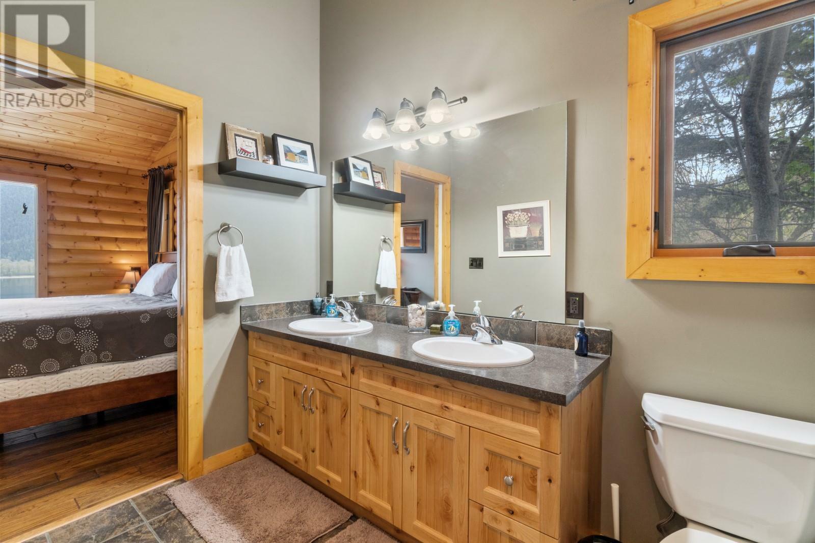 SICAMOUS, British Columbia, V0E 2V0, CA, 4 Bedrooms Bedrooms, ,3 BathroomsBathrooms,Residential,For Sale,1837612