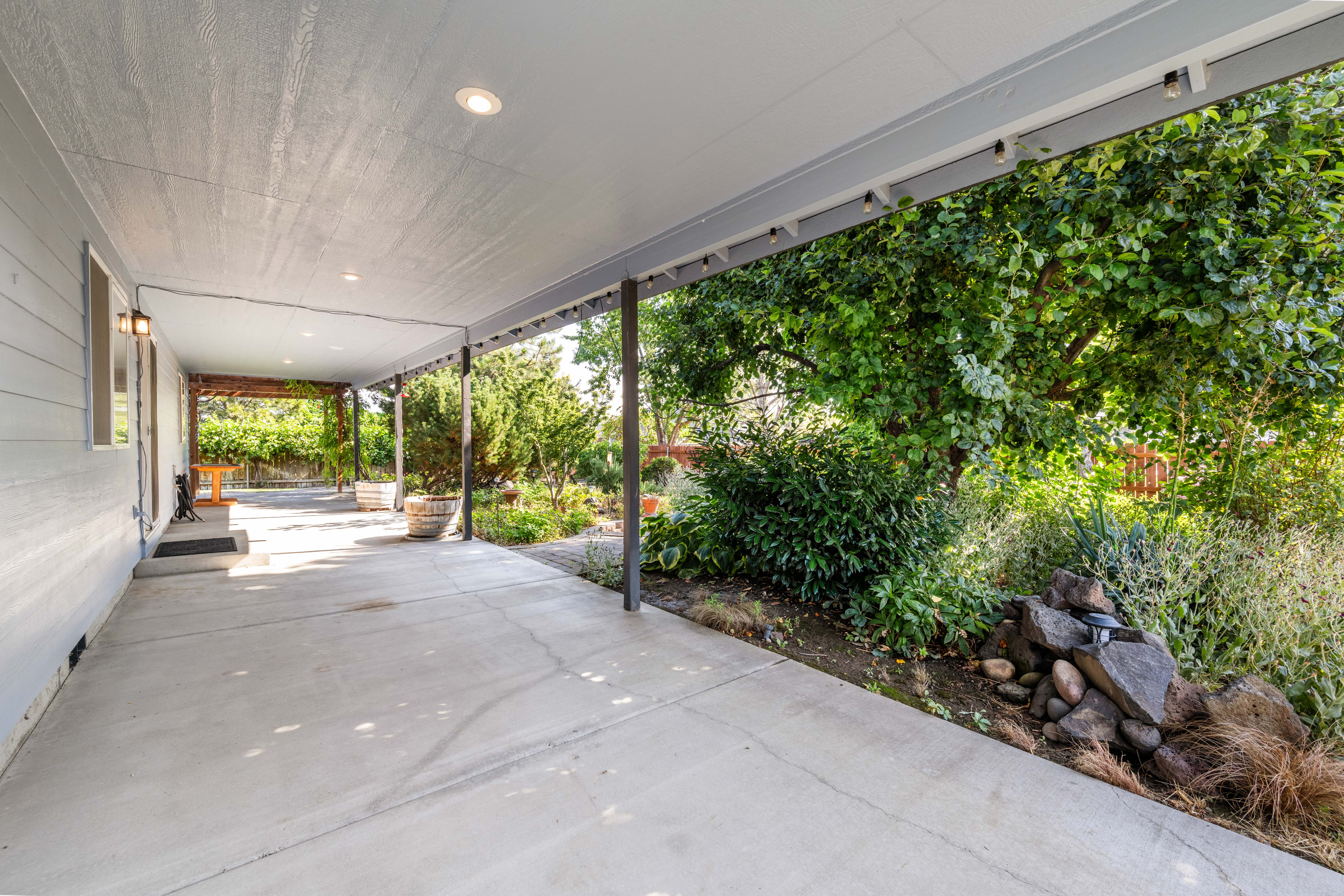  Original Owner with Expansive Covered Patio - 物件實景