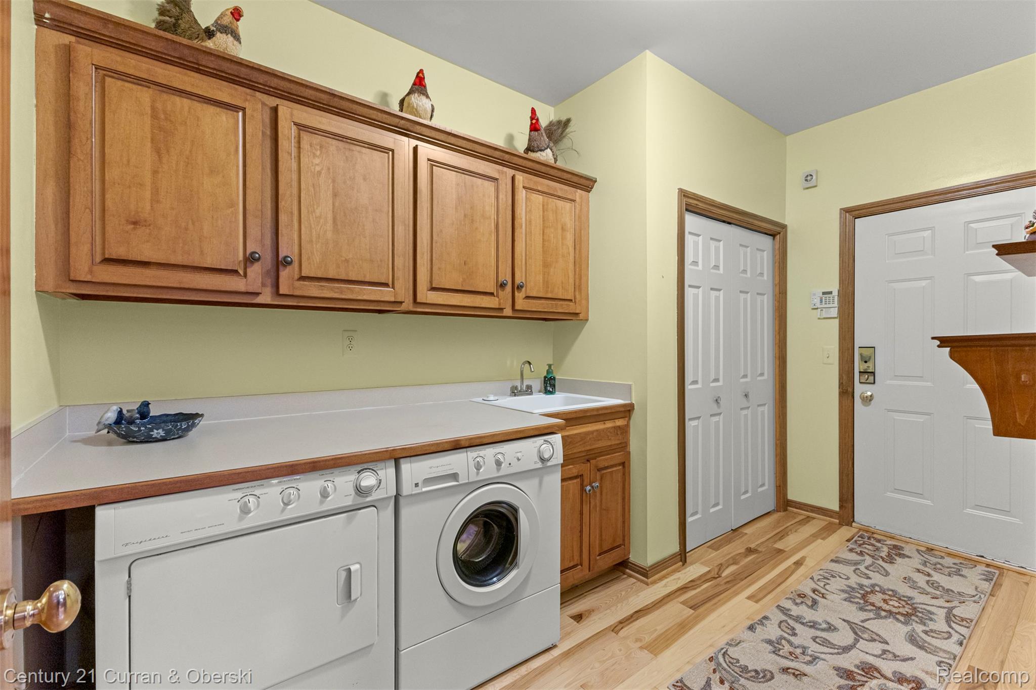 Shelby Charter Township, Michigan, 48316, United States, 2 Bedrooms Bedrooms, ,4 BathroomsBathrooms,Residential,For Sale,1977088