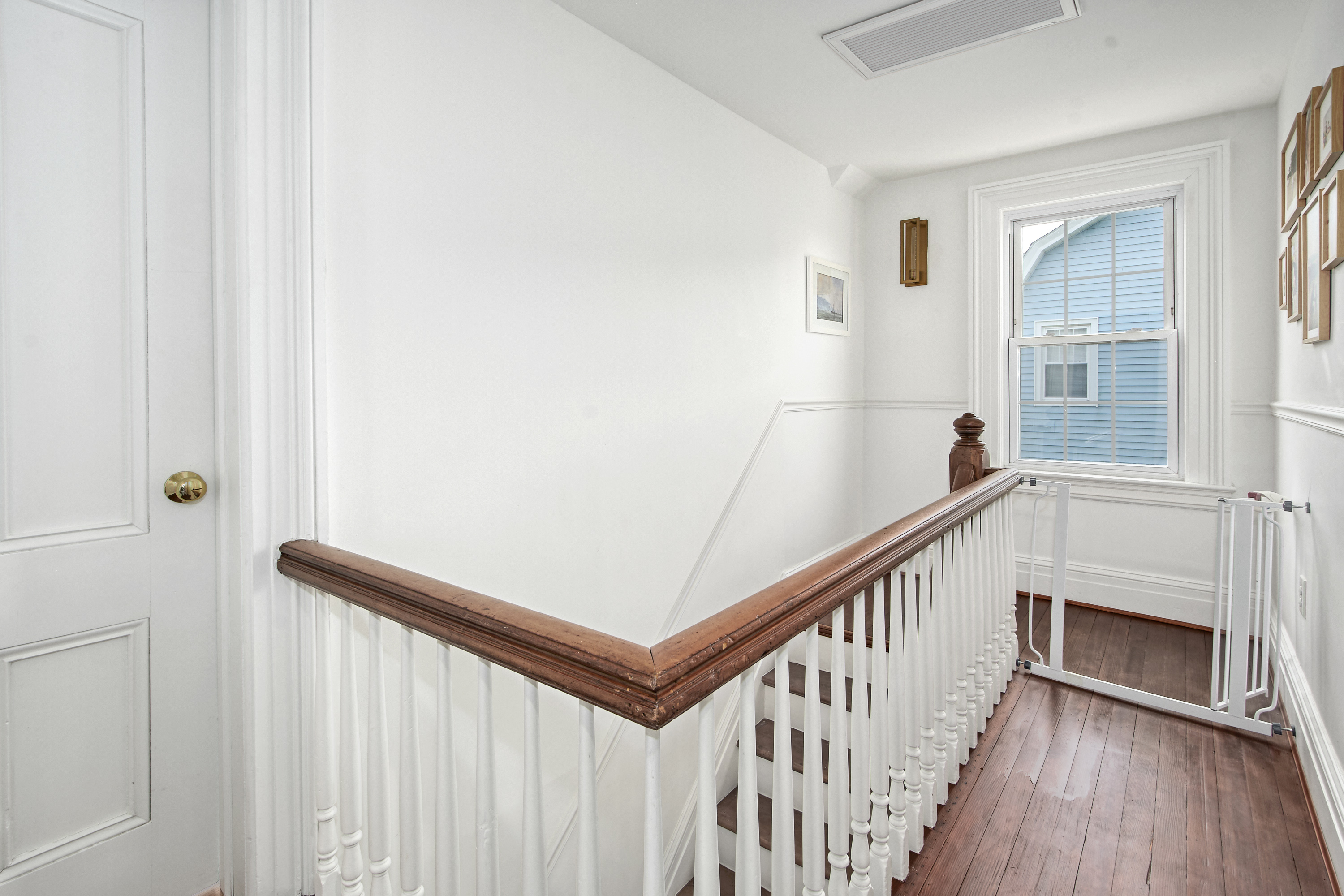  Charming Front Porch Colonial - 物件實景
