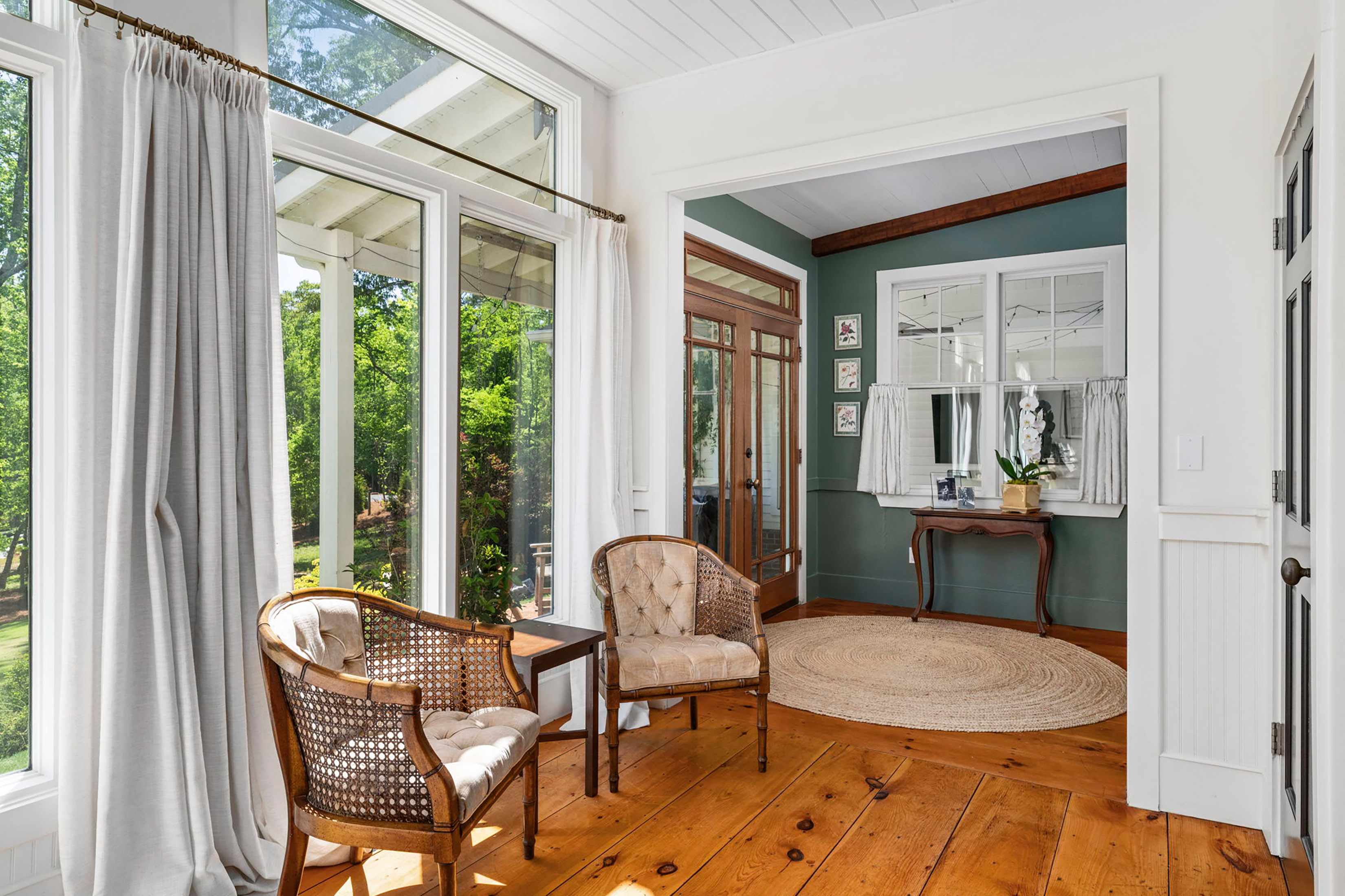  Live Timeless in Coveted Farmhouse on 4+ Private Gated Acres In Roswell - 物件實景