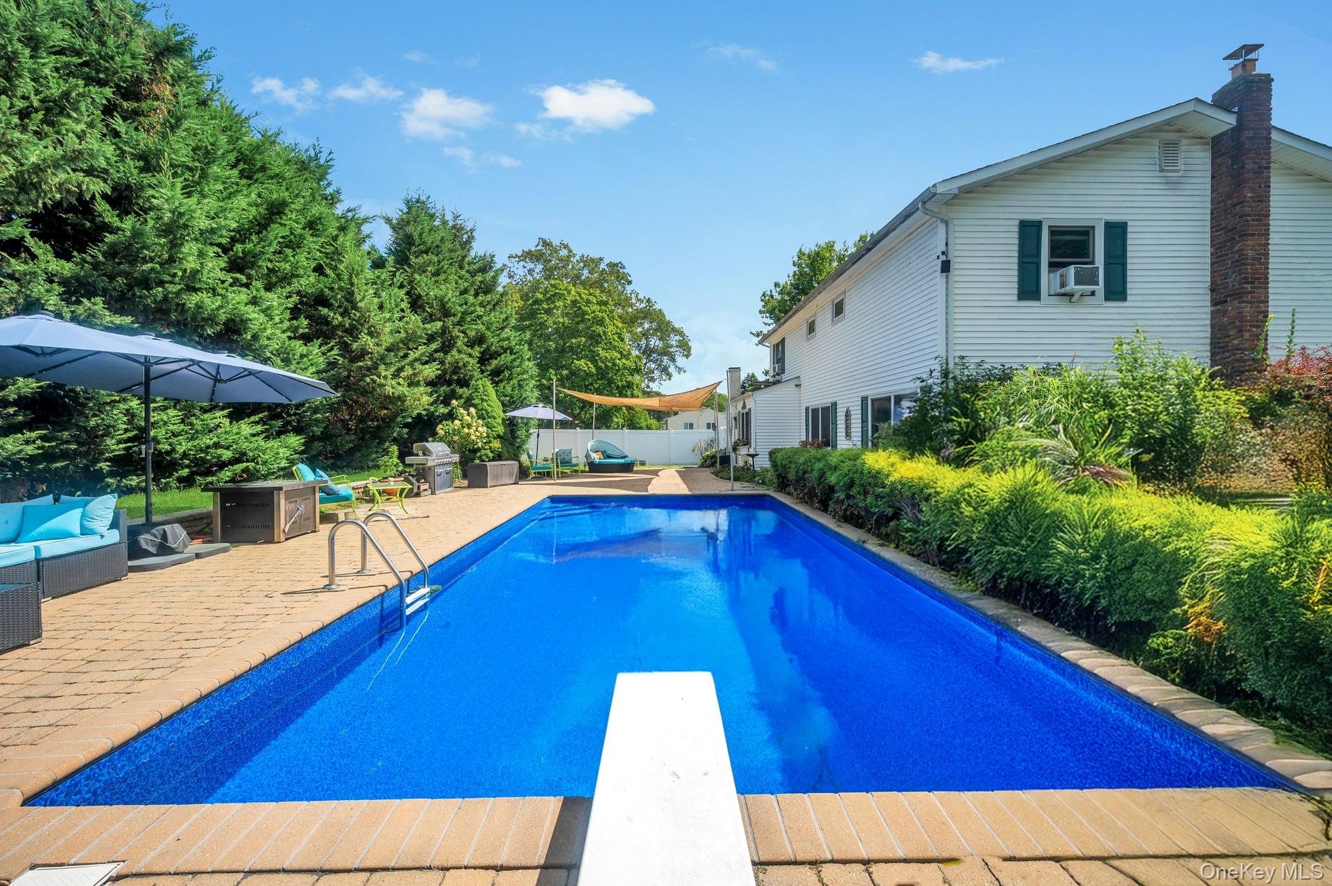 Port Jefferson Station, New York, 11776, United States, 4 Bedrooms Bedrooms, ,3 BathroomsBathrooms,Residential,For Sale,1941704