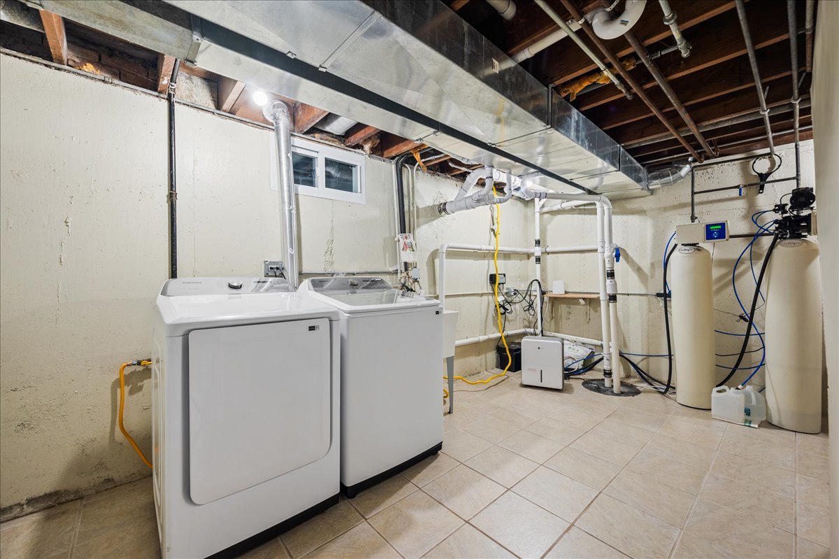 Prospect Heights, Illinois, 60070, United States, 4 Bedrooms Bedrooms, ,2 BathroomsBathrooms,Residential,For Sale,1968639