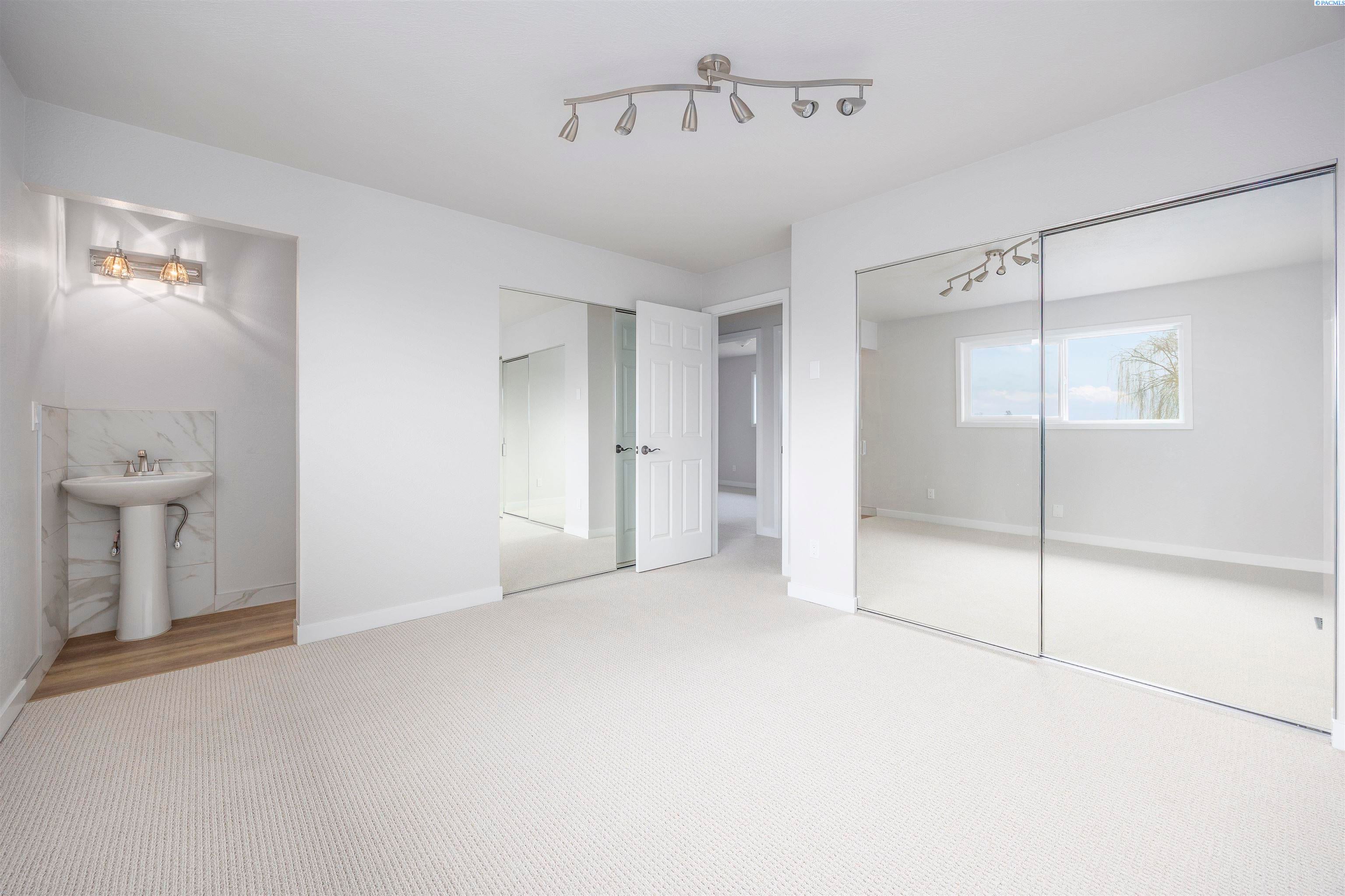 Grandview, Washington, 98930, United States, 4 Bedrooms Bedrooms, ,3 BathroomsBathrooms,Residential,For Sale,2007847