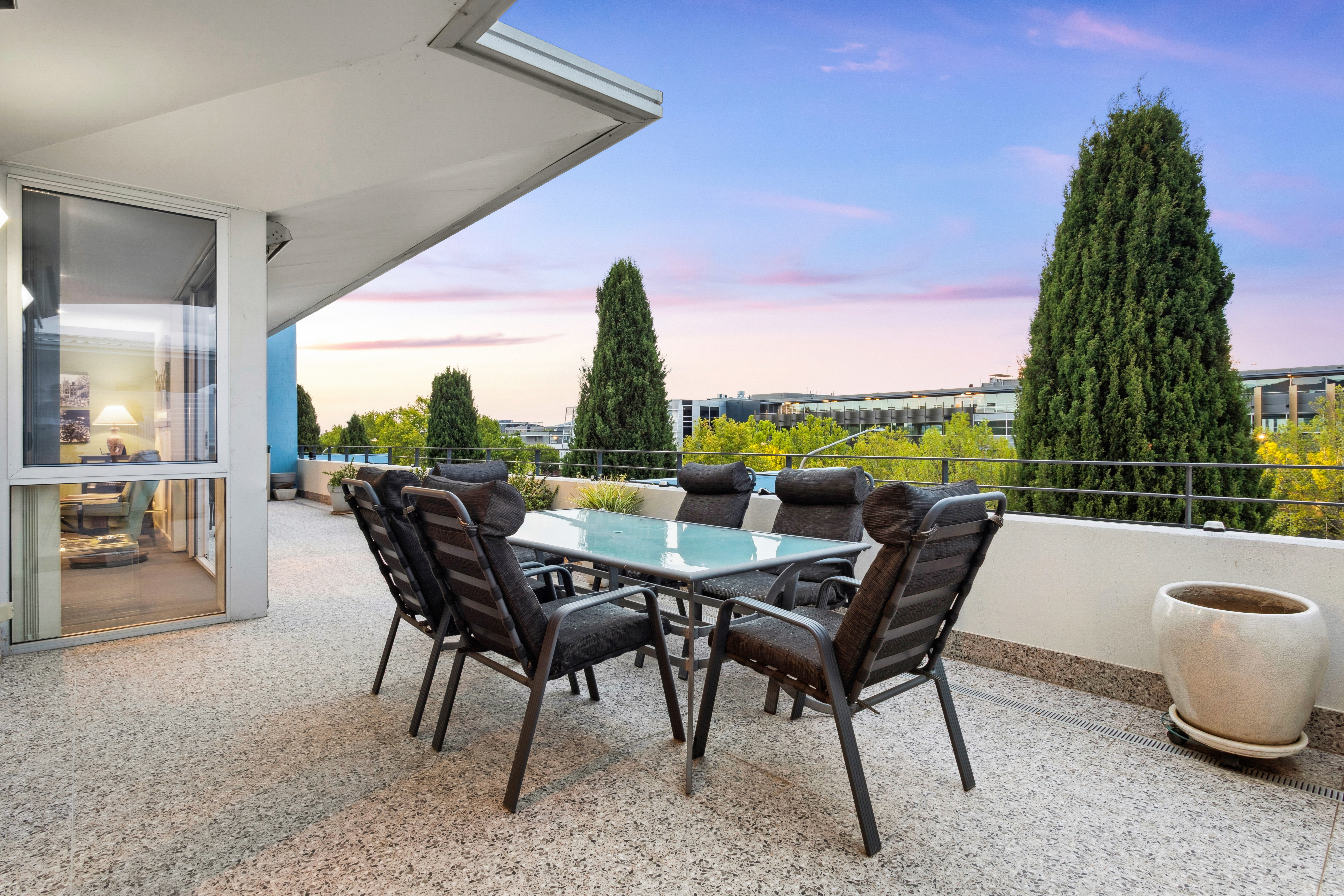  A Penthouse Defined by Space, Light and Outdoor Living - 物件實景