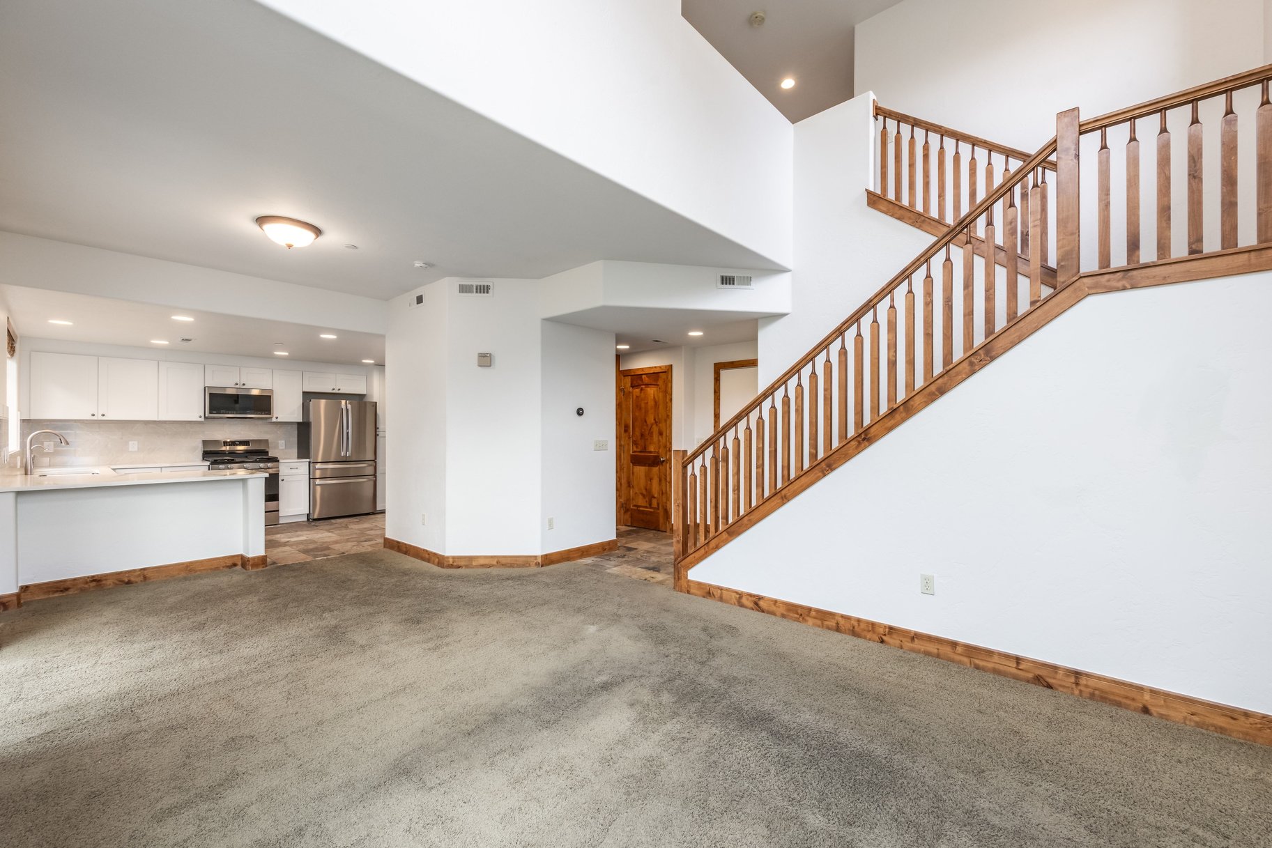  3-Bedroom Fox Point Townhome with 2-Car Garage & Newly Updated Kitchen - 物件實景