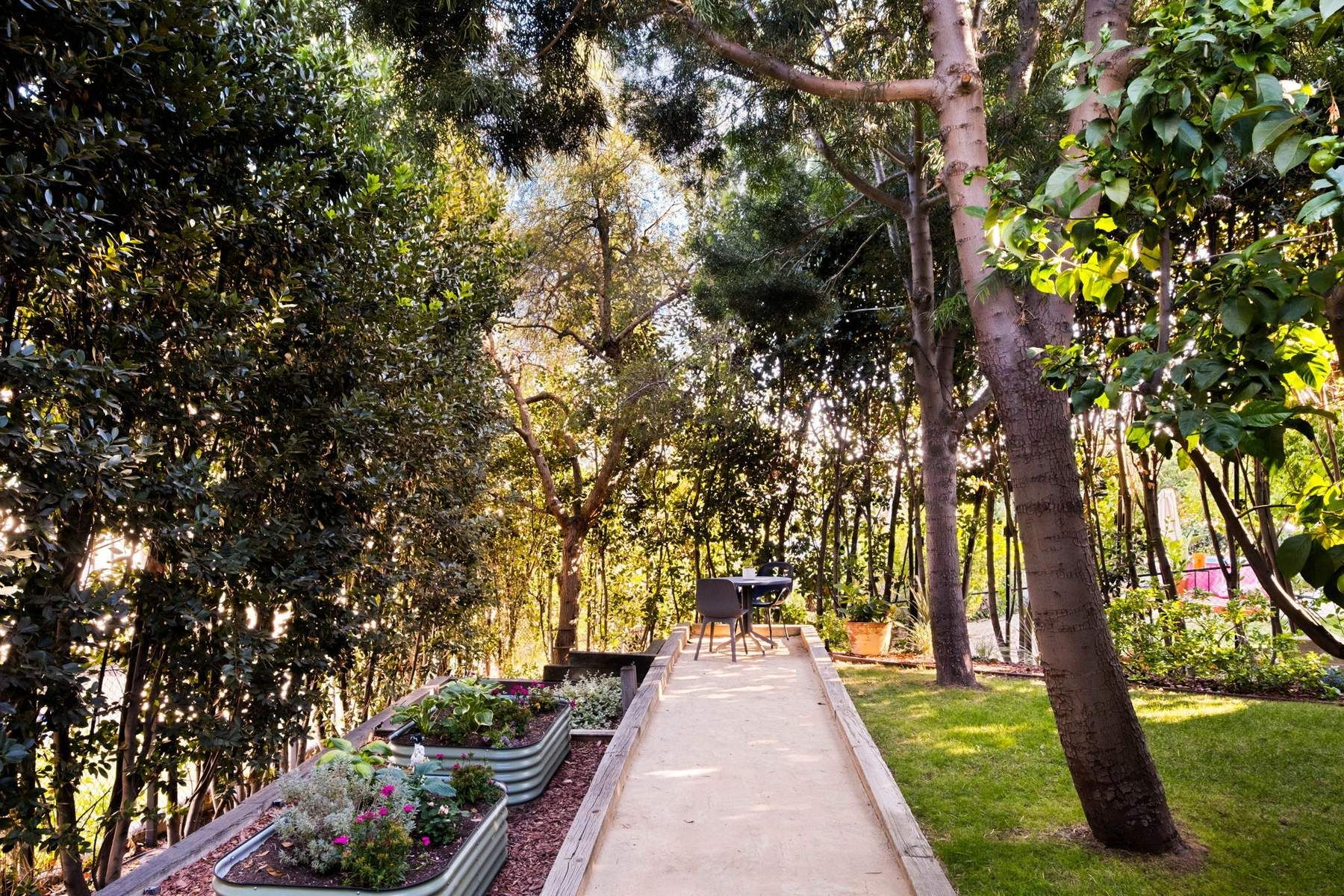 3818 Roderick Road - 物件實景