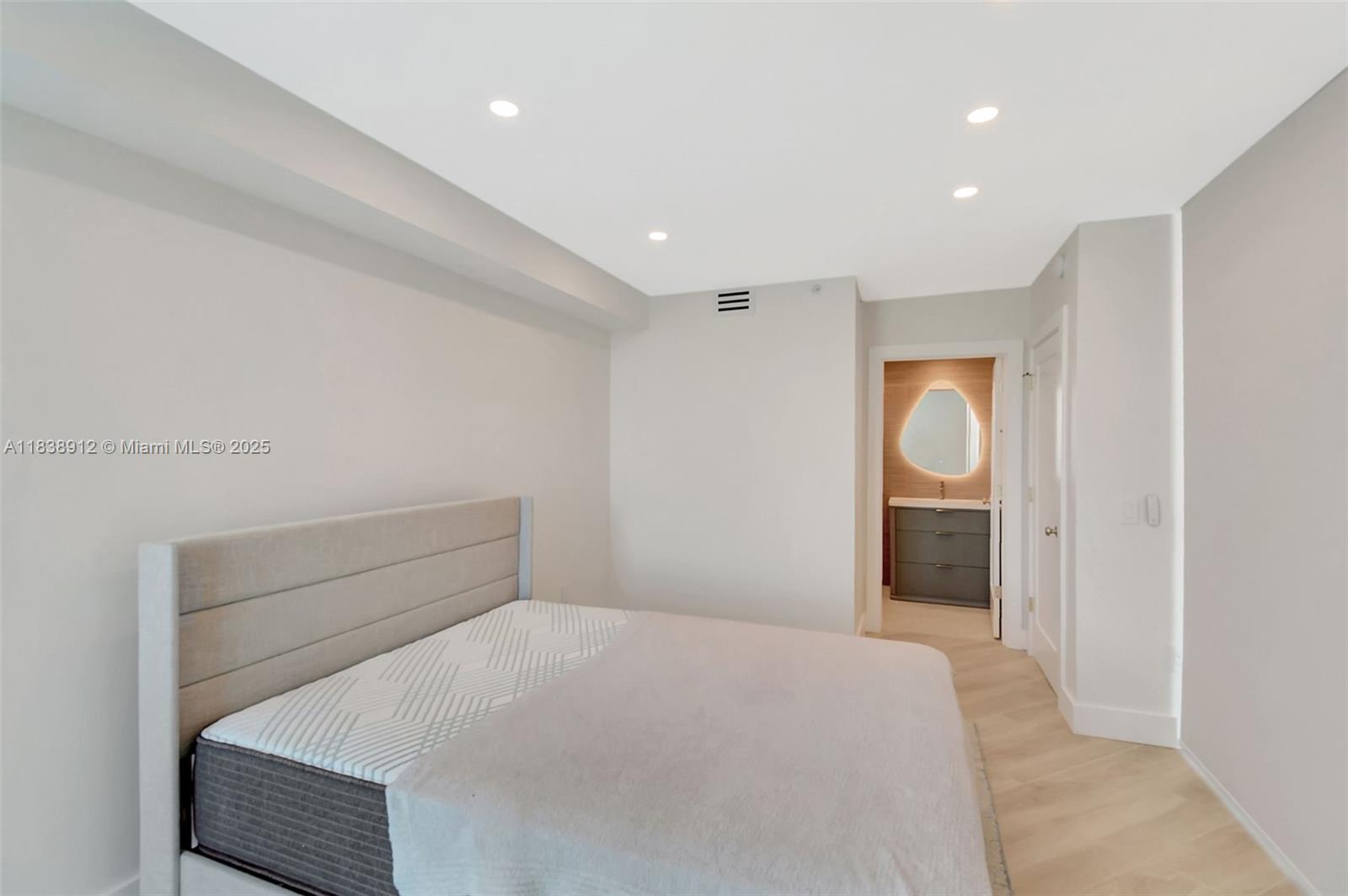 Aventura, Florida, 33180, United States, 2 Bedrooms Bedrooms, ,3 BathroomsBathrooms,Residential,For Sale,1910809