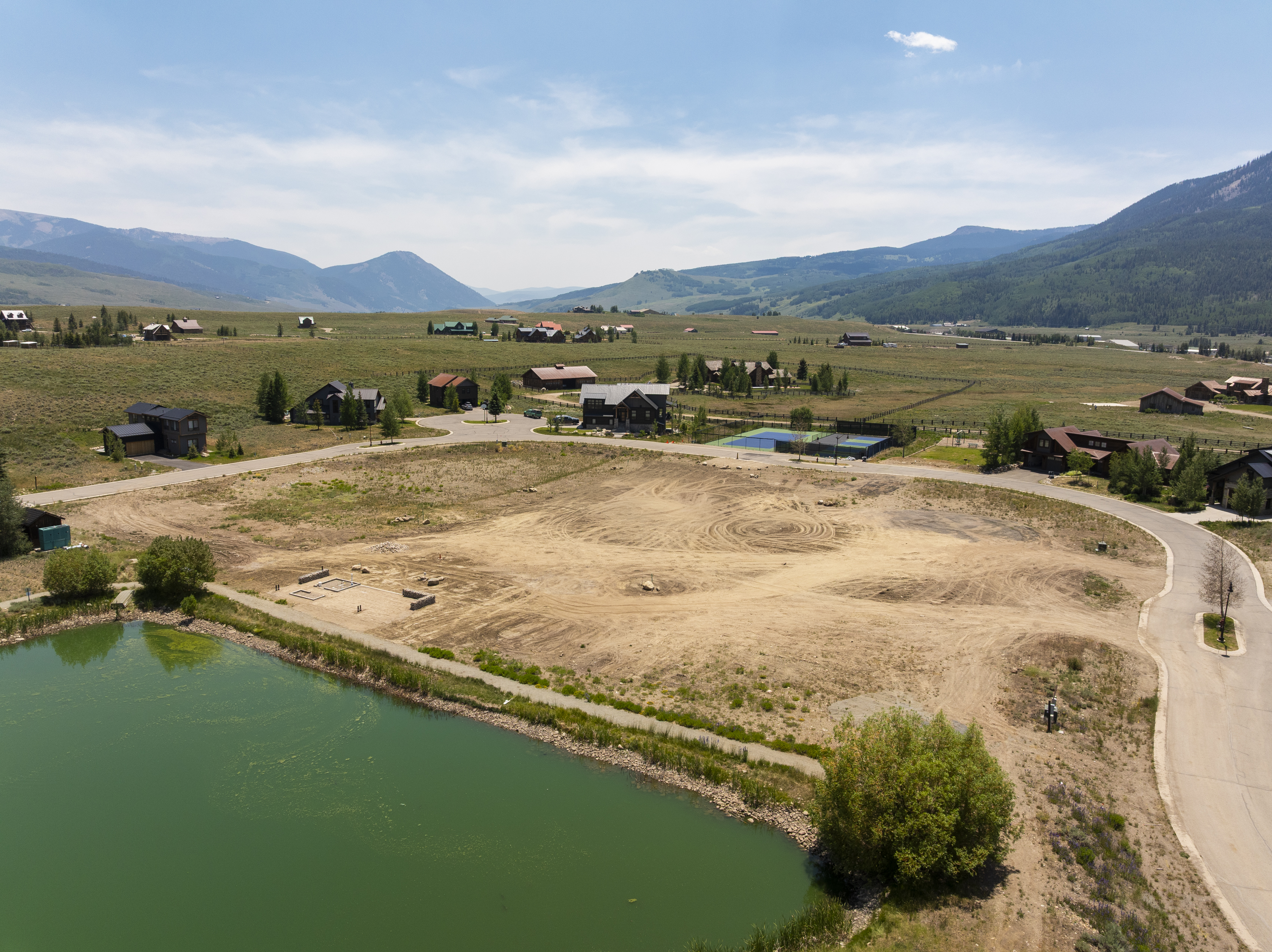  Set Within The Prestigious Larkspur Community - 物件實景