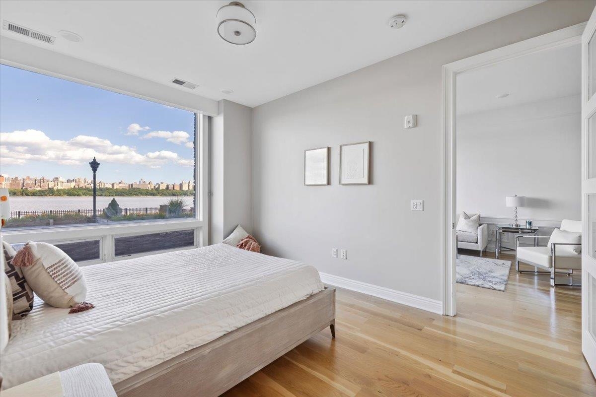 Edgewater, New Jersey, 07020, United States, 2 Bedrooms Bedrooms, ,2 BathroomsBathrooms,Residential,For Sale,1995934