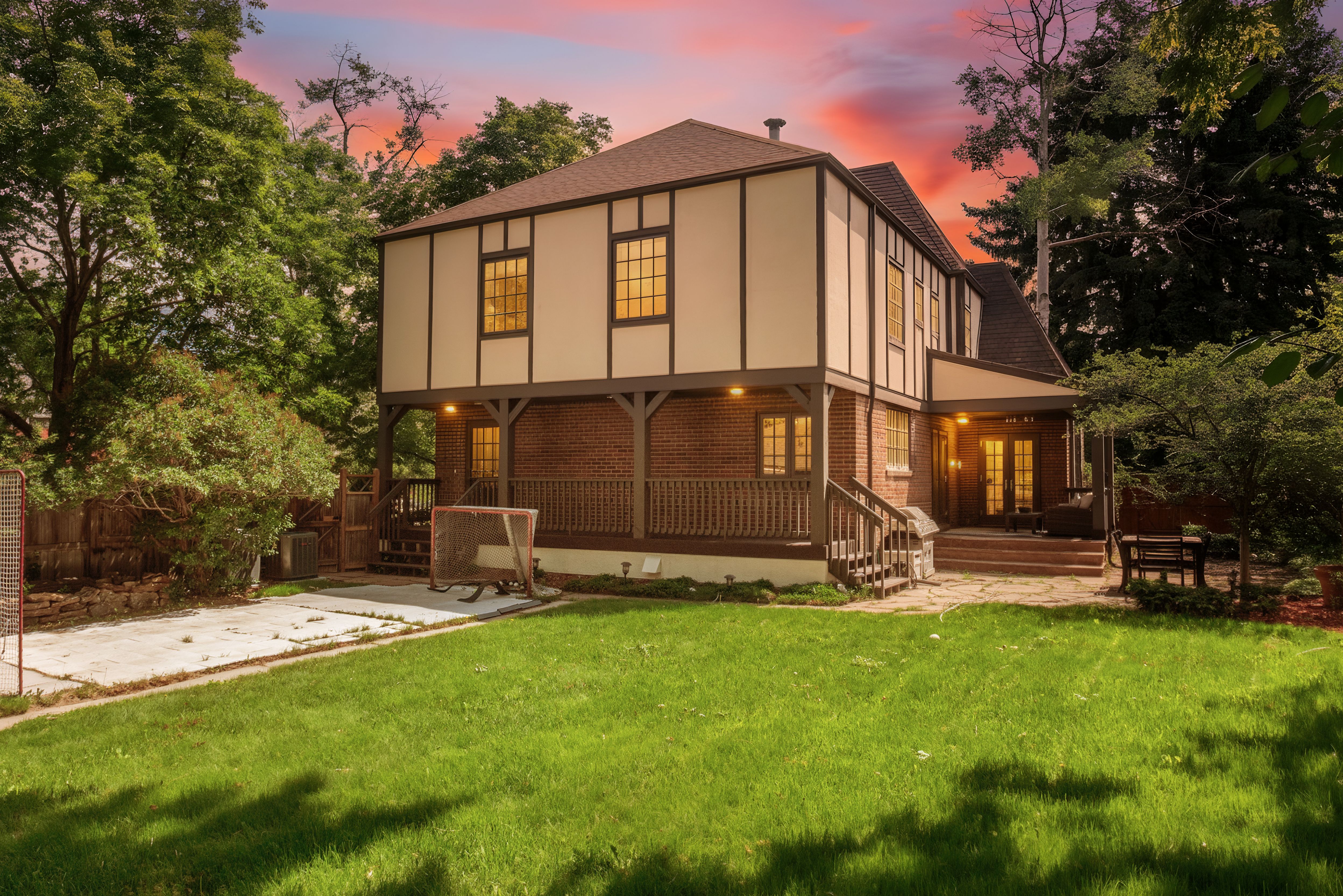  Recently renovated Hilltop Tudor is a must see - 物件實景