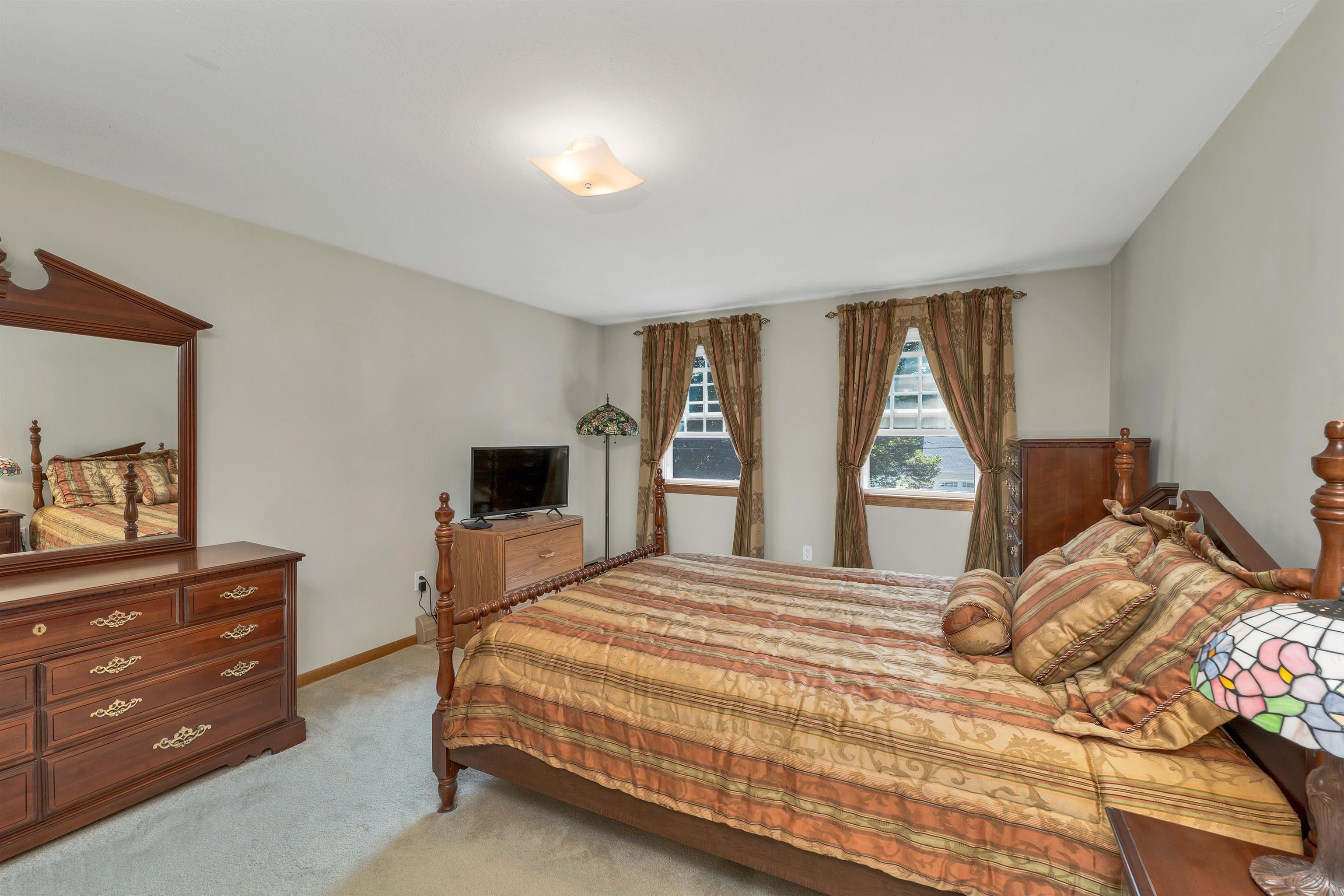 Nashua, New Hampshire, 03064, United States, 4 Bedrooms Bedrooms, ,3 BathroomsBathrooms,Residential,For Sale,1925395