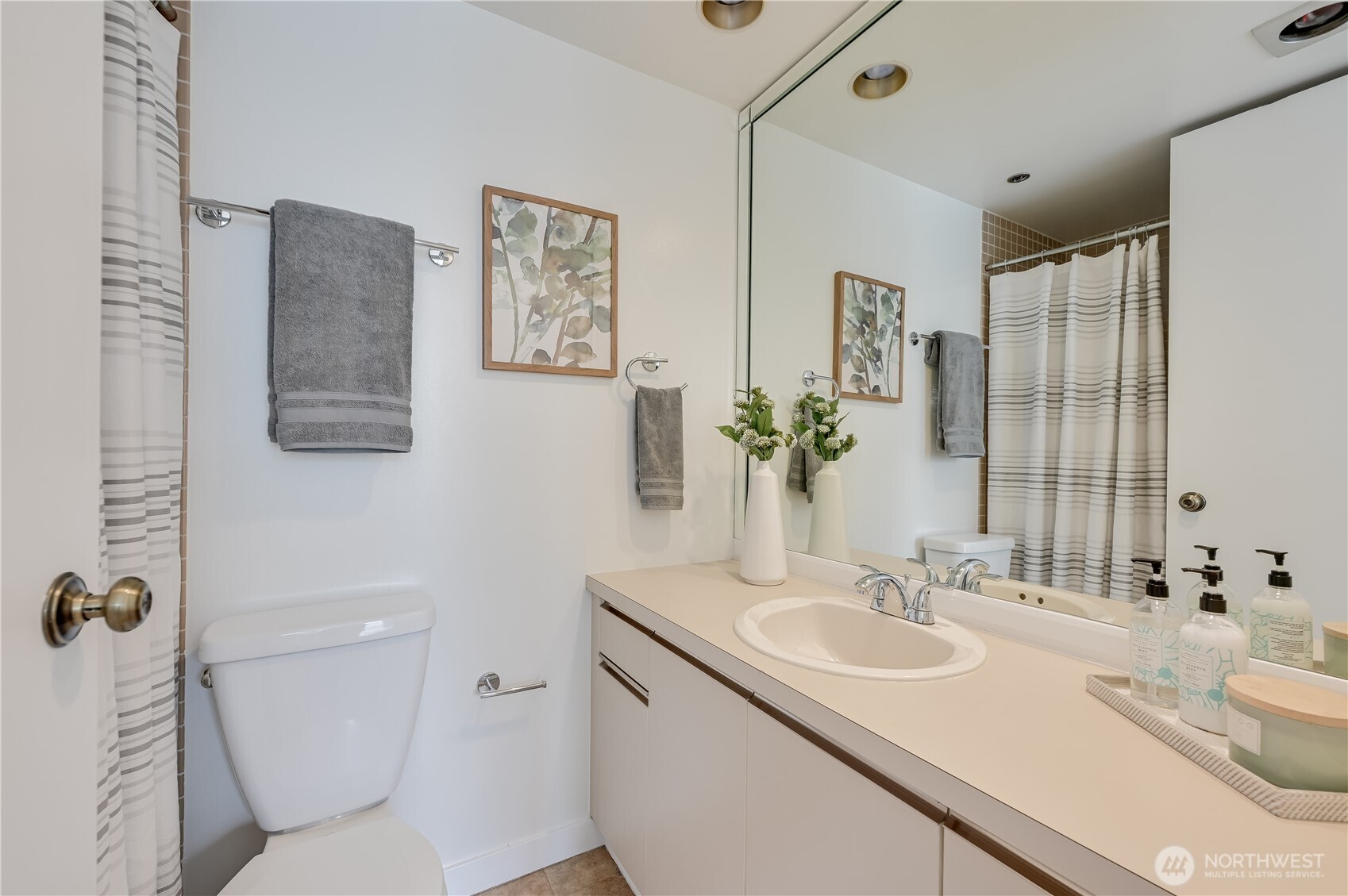 Seattle, Washington, 98101, United States, 2 Bedrooms Bedrooms, ,1 BathroomBathrooms,Residential,For Sale,1827633