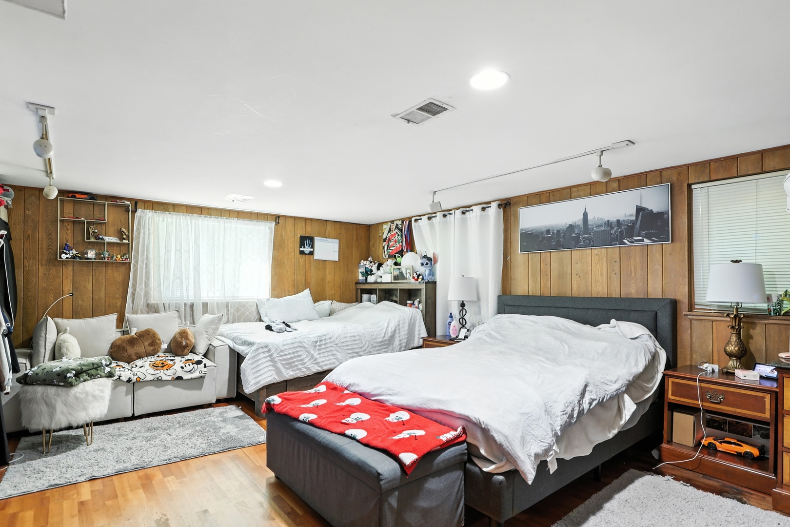 Lincolnwood, Illinois, 60712, United States, 3 Bedrooms Bedrooms, ,2 BathroomsBathrooms,Residential,For Sale,1951315