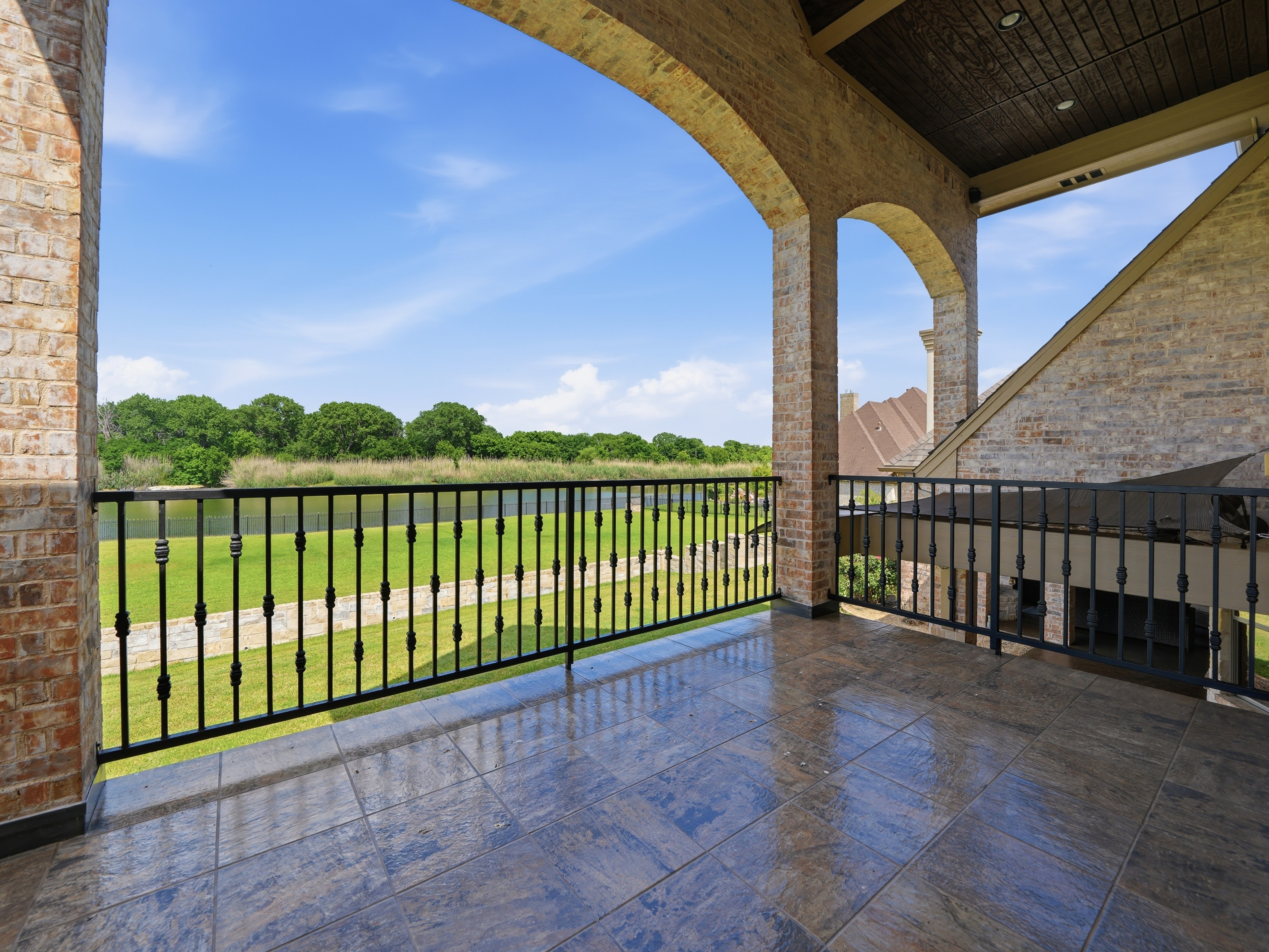 Premier Gated Lakefront Estate, Panoramic Water Views and Timeless Craftsmanship - 物件實景