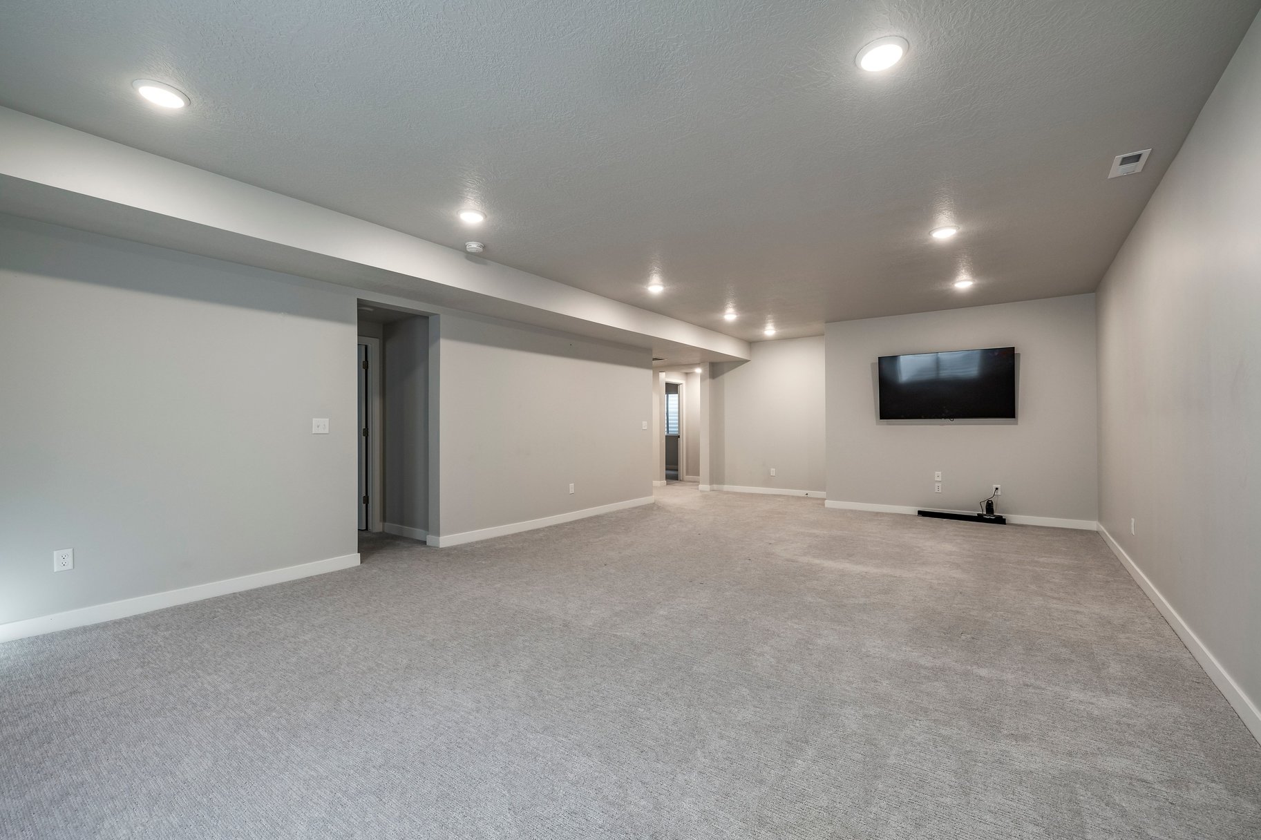  Beautiful Daybreak Home with Space, Style & a Private Backyard - 物件實景