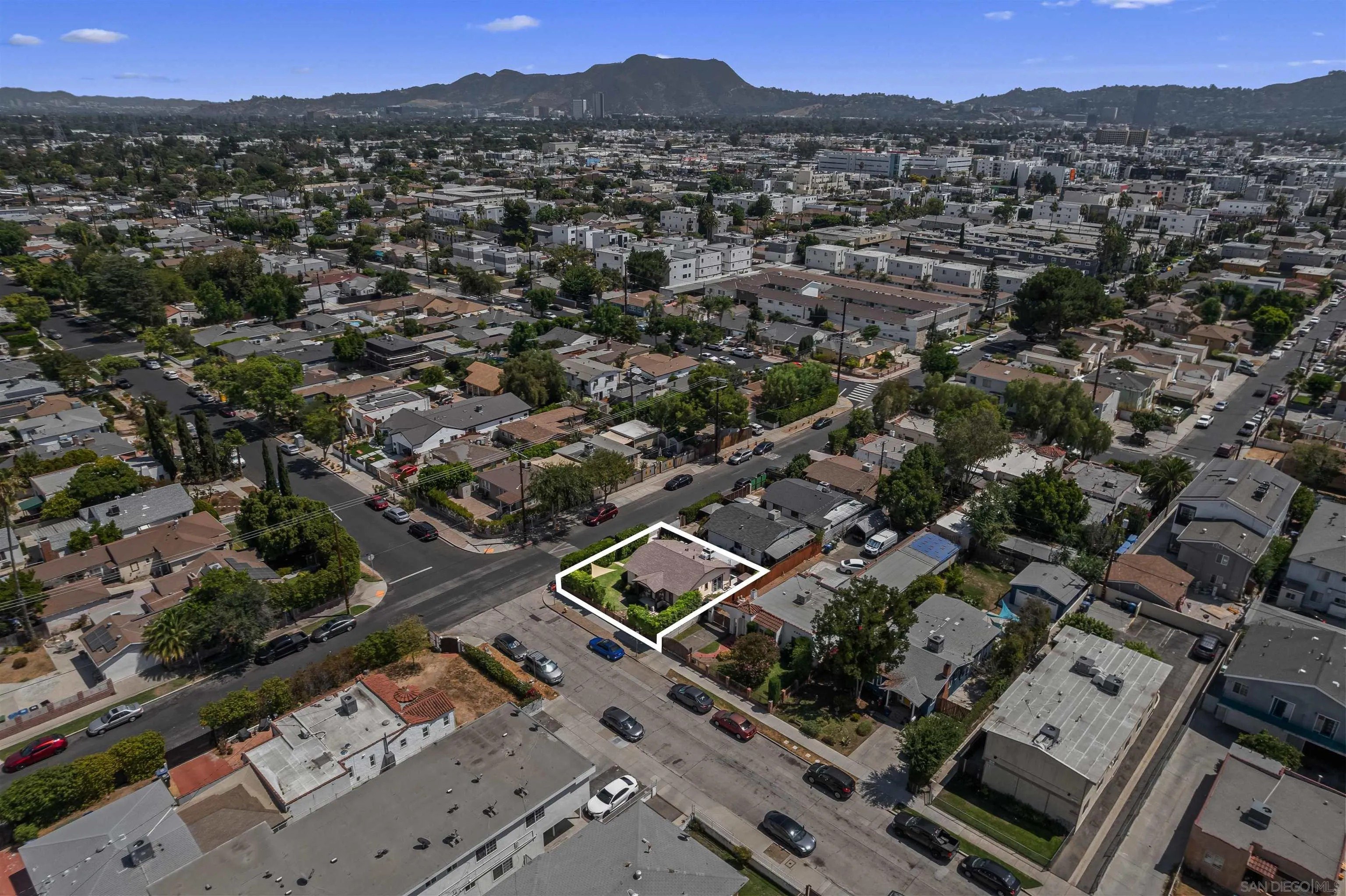 North Hollywood, California, 91601, United States, 2 Bedrooms Bedrooms, ,1 BathroomBathrooms,Residential,For Sale,1992001