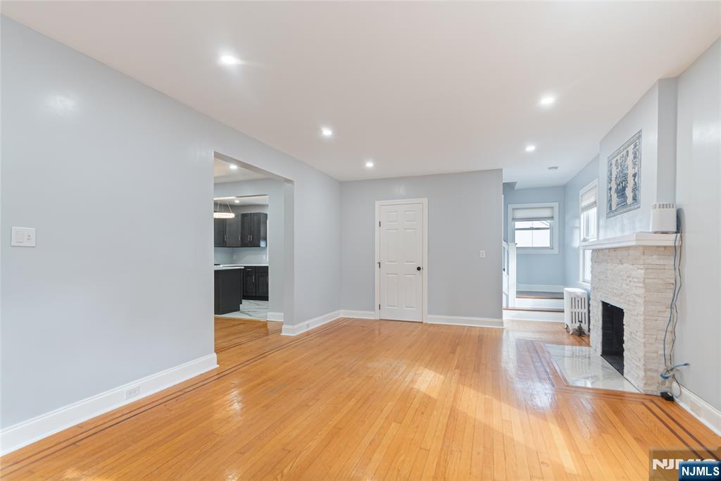 Teaneck, New Jersey, 07666, United States, 3 Bedrooms Bedrooms, ,2 BathroomsBathrooms,Residential,For Sale,1987513