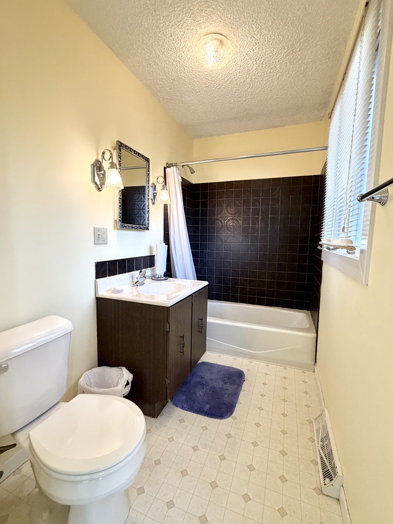 Sycamore, Illinois, 60178, United States, 4 Bedrooms Bedrooms, ,3 BathroomsBathrooms,Residential,For Sale,1988163