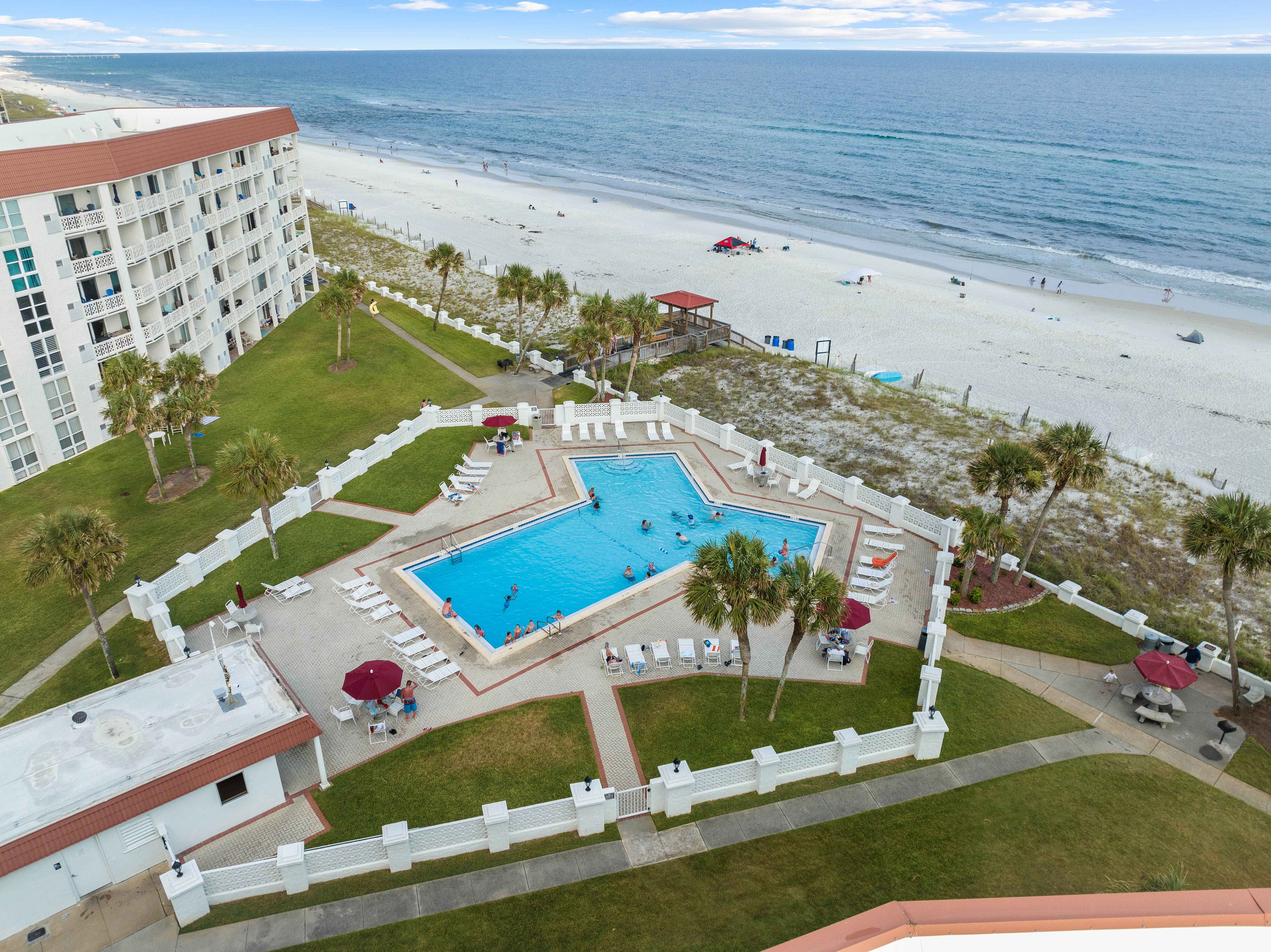  Gulf-Front Corner Retreat In Sought-After Community Near Amenities - 物件實景