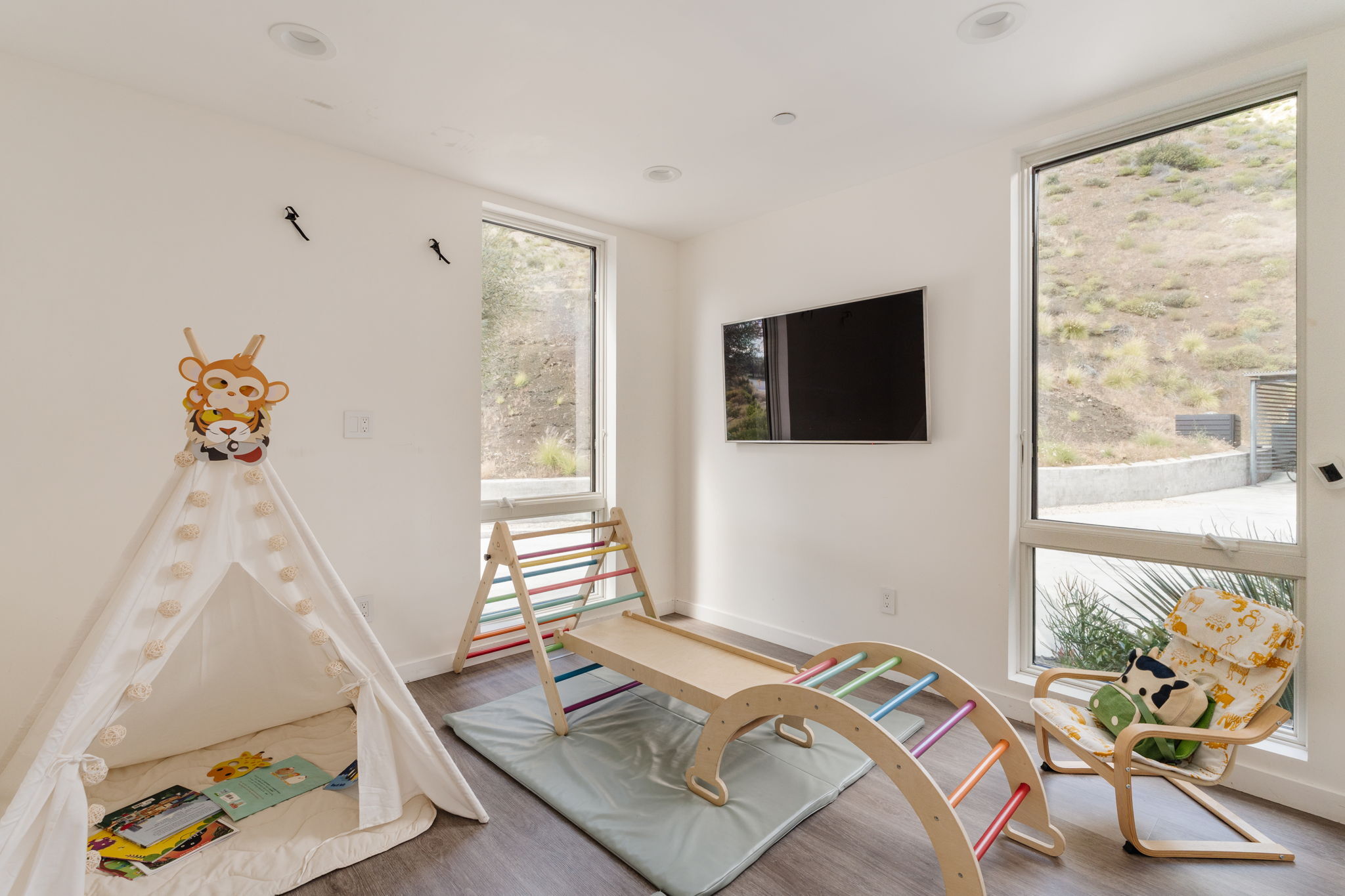  3649 Kanan Rd - 物件實景