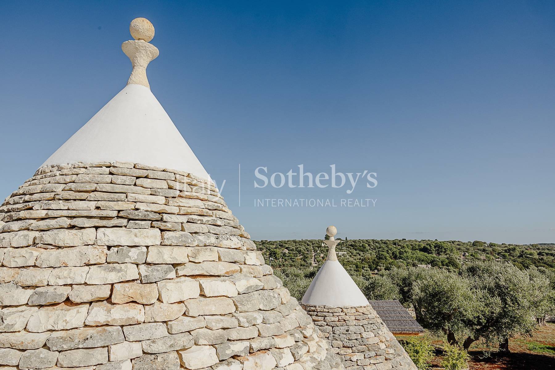  Exclusive estate among the olive trees in the Valle d