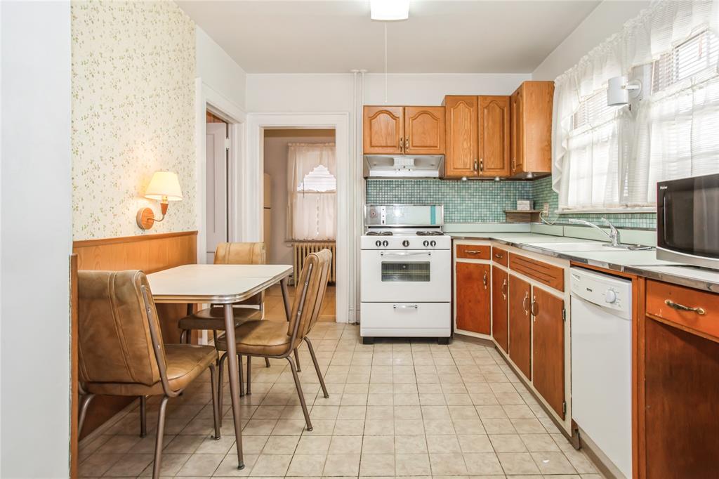 New Hyde Park, New York, 11040, United States, 3 Bedrooms Bedrooms, ,2 BathroomsBathrooms,Residential,For Sale,1923686