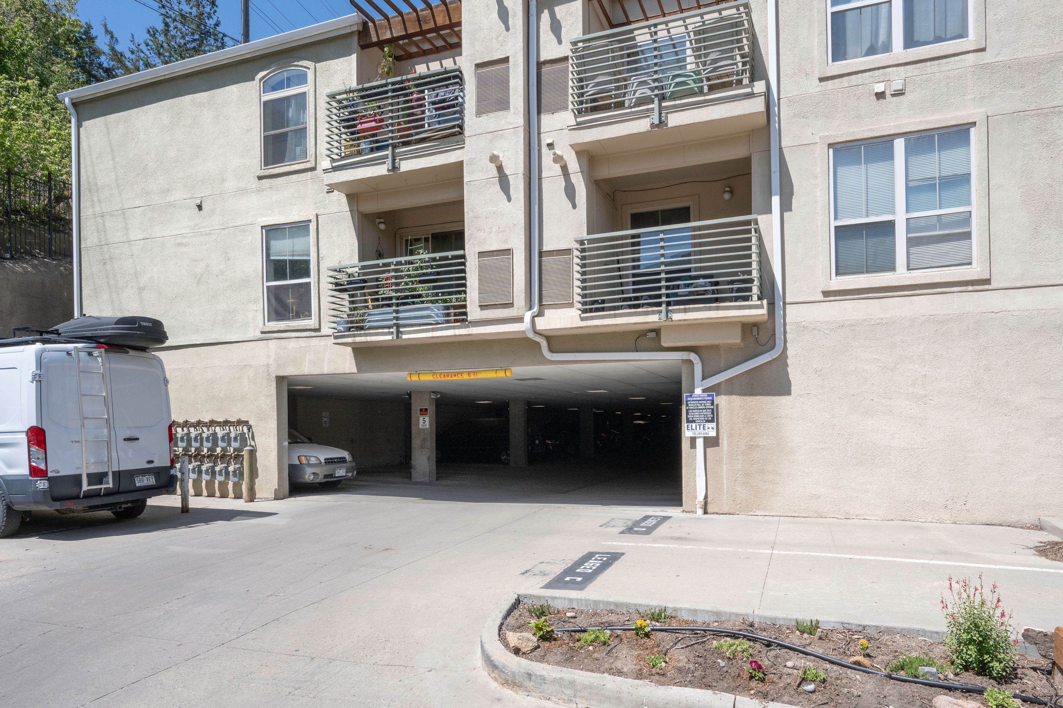  Sun-Drenched, Top-Floor End-Unit Condominium in the Heart of Central Boulder - 物件實景