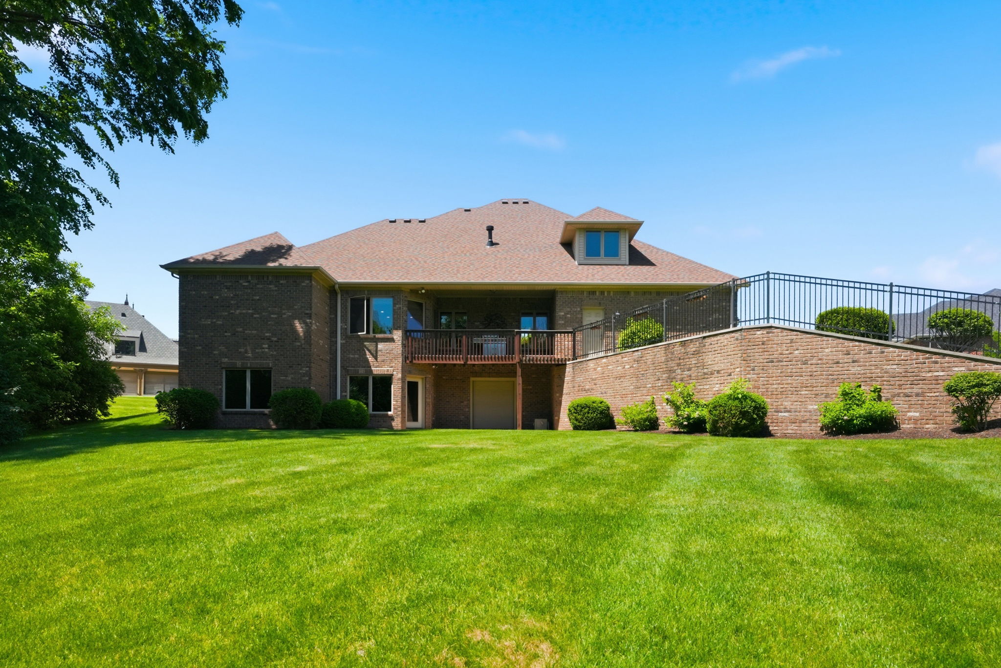  All-Brick Custom Home Tucked Away on Quiet Cul-De-Sac - 物件實景
