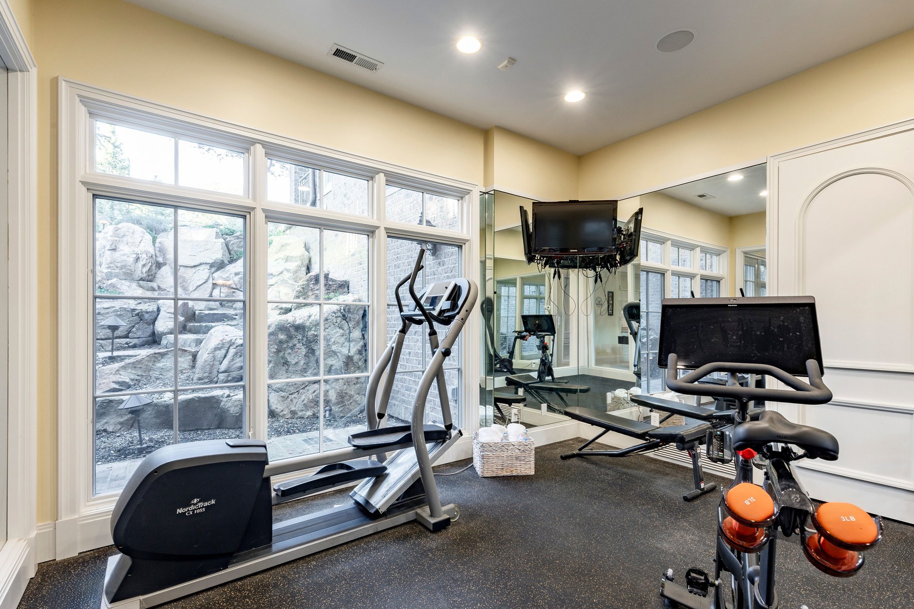  Stunning Custom Build on Millcreek Way - 物件實景