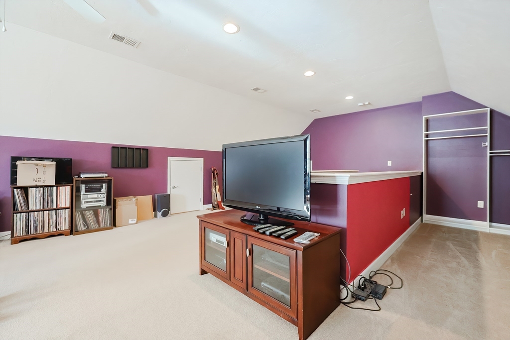 Northbridge, Massachusetts, 01534, United States, 4 Bedrooms Bedrooms, ,2 BathroomsBathrooms,Residential,For Sale,1977320