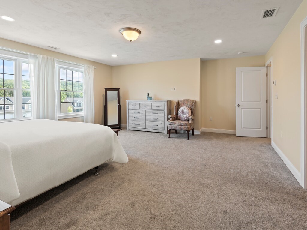 Sutton, Massachusetts, 01590, United States, 2 Bedrooms Bedrooms, ,3 BathroomsBathrooms,Residential,For Sale,1942823