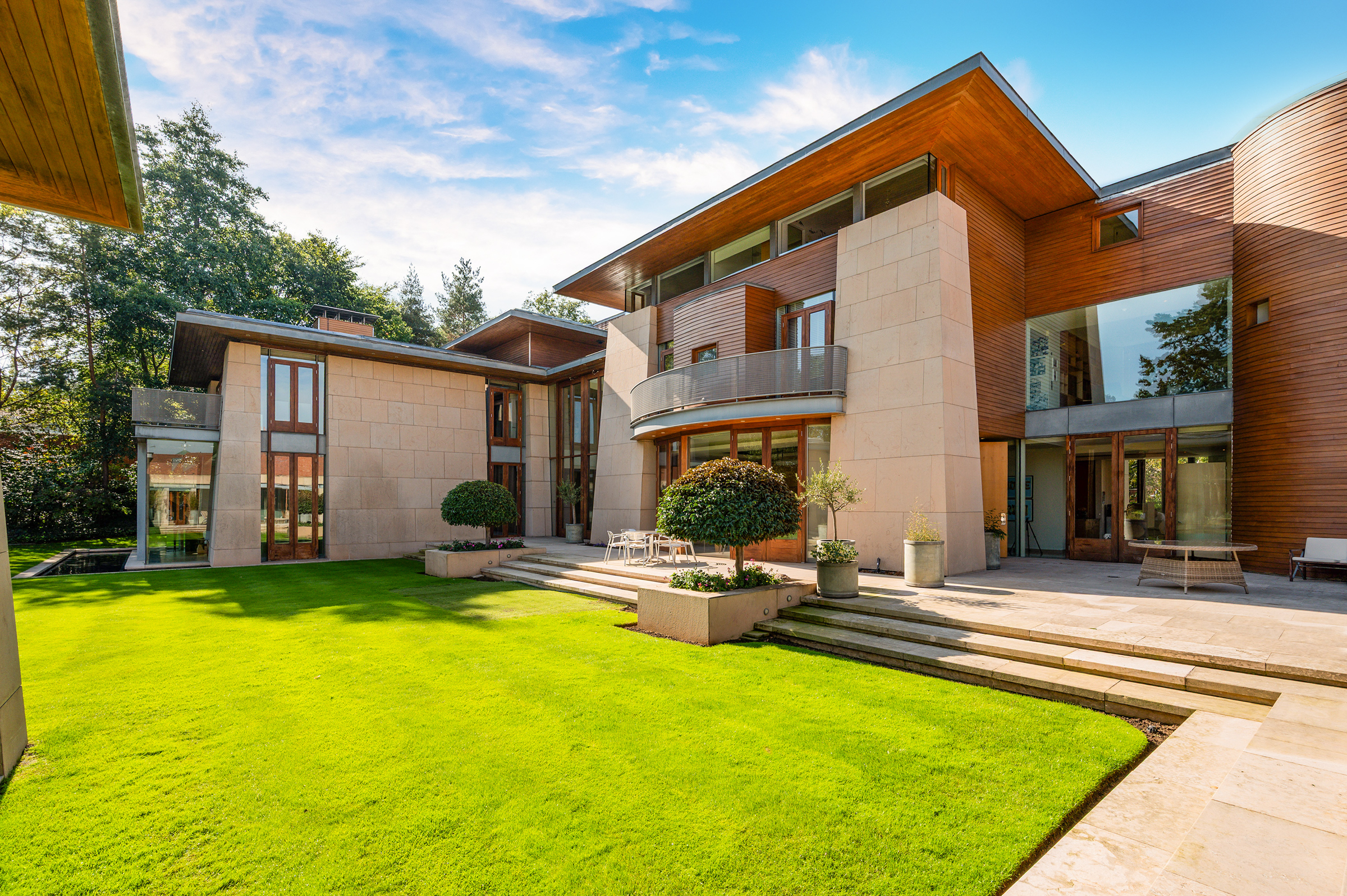  An architectural house on The Bishops Avenue with an indoor-outdoor pool - 物件實景