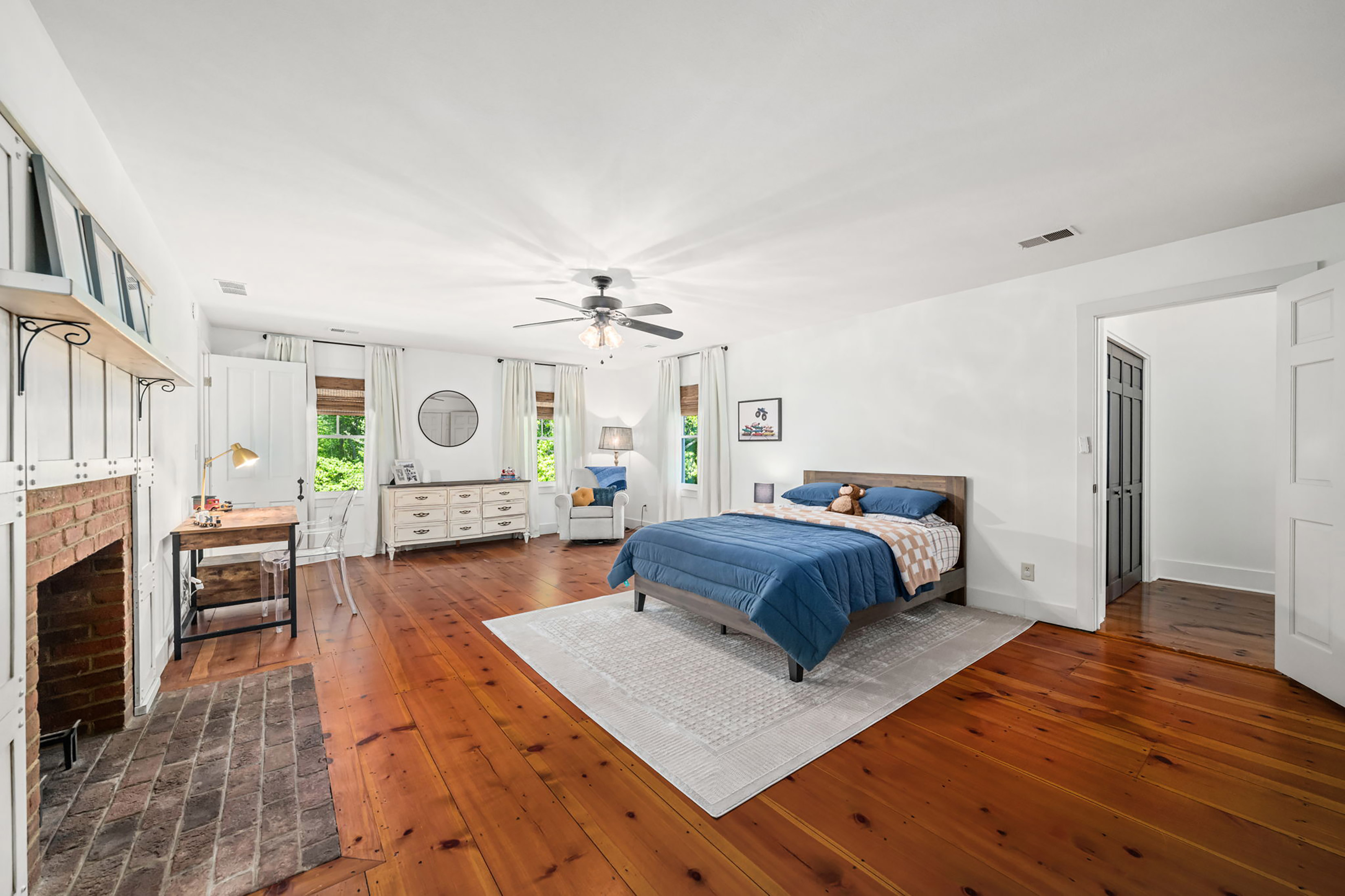  Live Timeless in Coveted Farmhouse on 4+ Private Gated Acres In Roswell - 物件實景