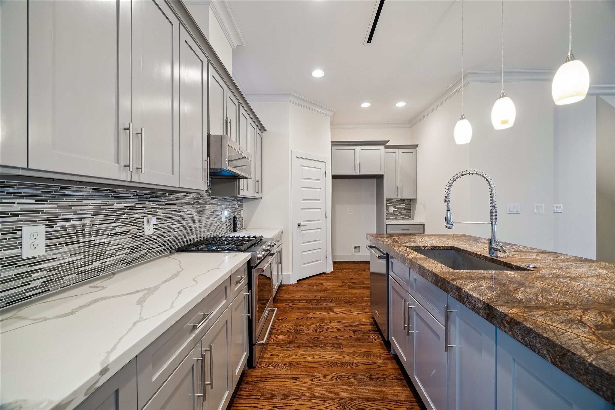  4833 Chenevert Street - 物件實景