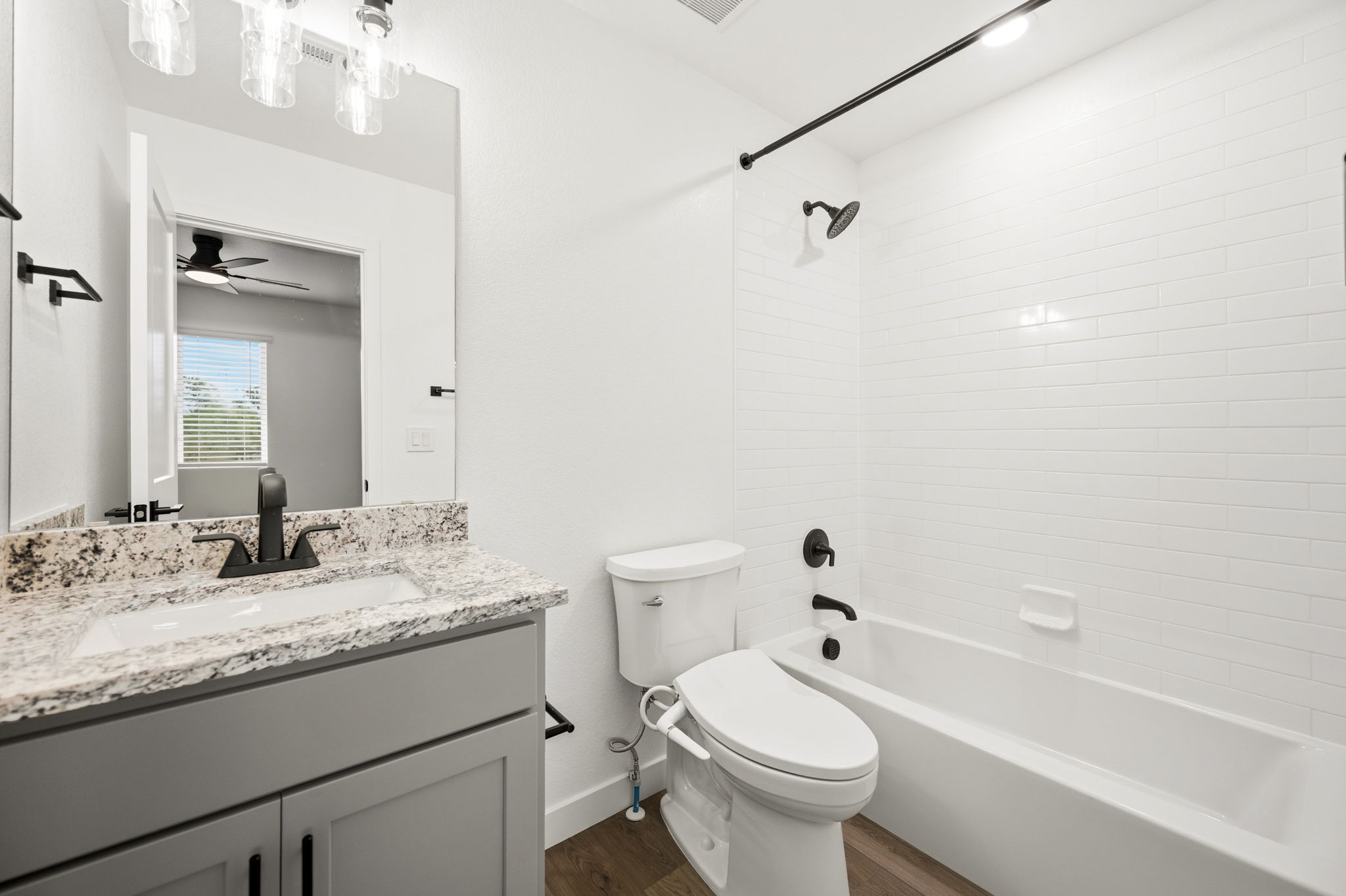  Newly constructed home offering 6 beds & 4 baths with a flexible layout - 物件實景