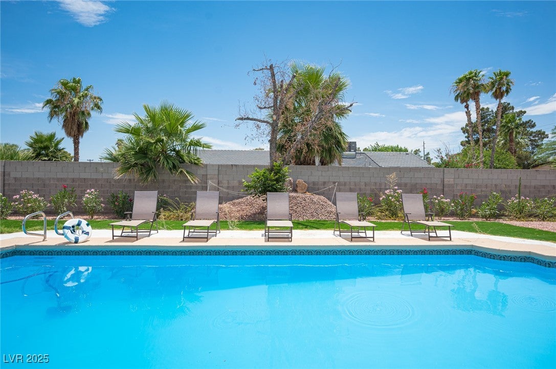 Las Vegas, Nevada, 89146, United States, 5 Bedrooms Bedrooms, ,1 BathroomBathrooms,Residential,For Sale,1881777